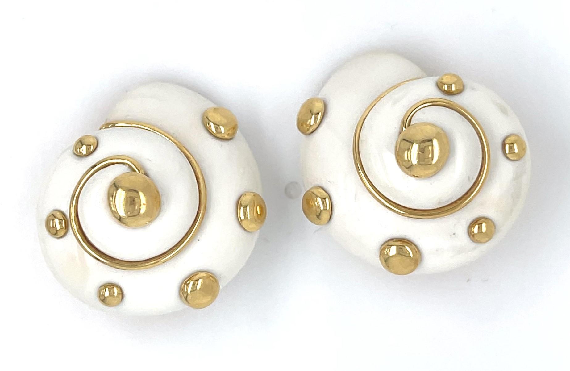 Verdura or jaune 18k Cachalong Opal Shell Ear Clips Gorgeous Condition ! en vente 4