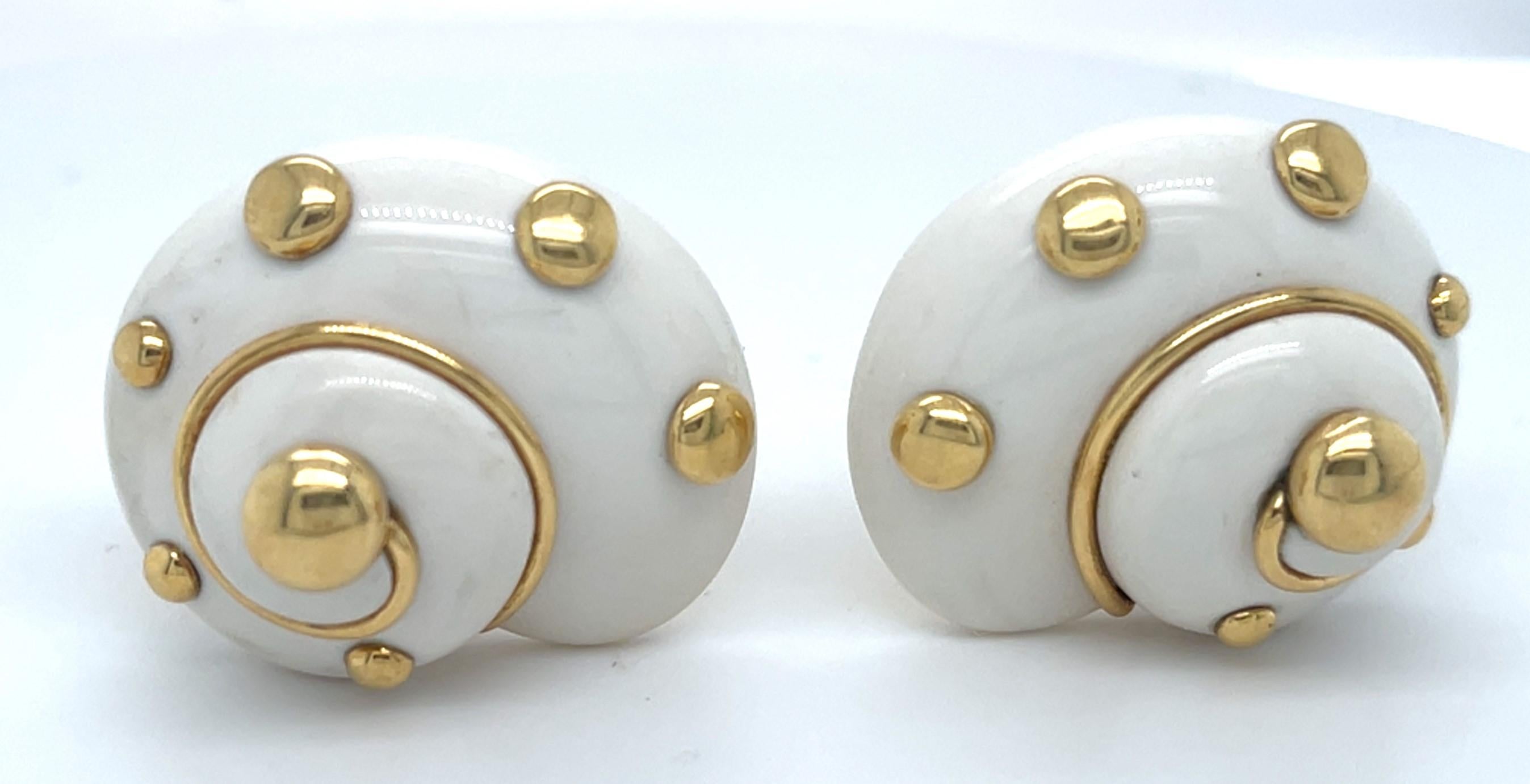 Magnifiques boucles d'oreilles en coquillage de Verdura
Dos en or jaune et détails en coquille d'opale de Cachalong sculptée
Dimensions approx. 1 1/16