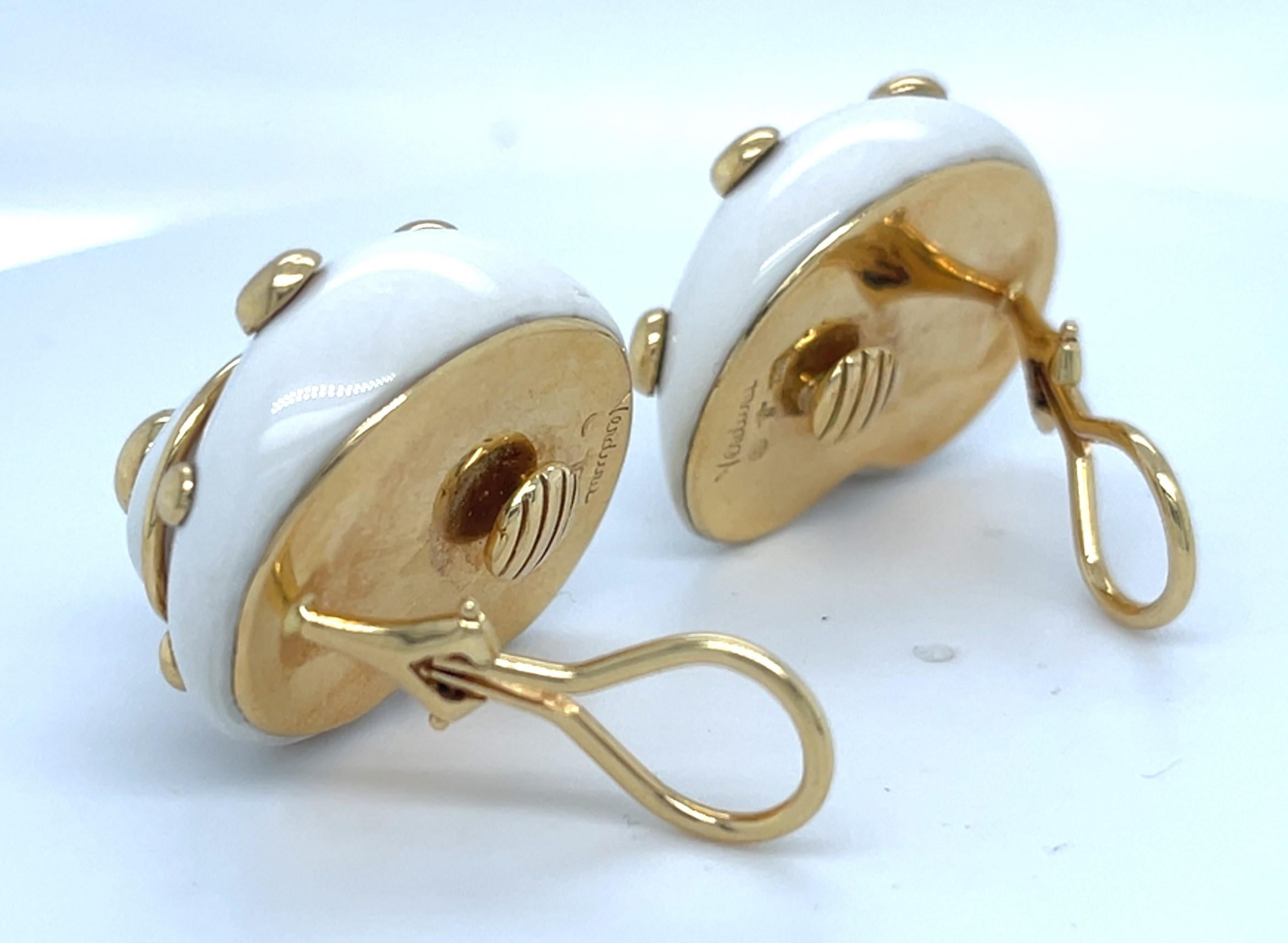 Non taillé Verdura or jaune 18k Cachalong Opal Shell Ear Clips Gorgeous Condition ! en vente