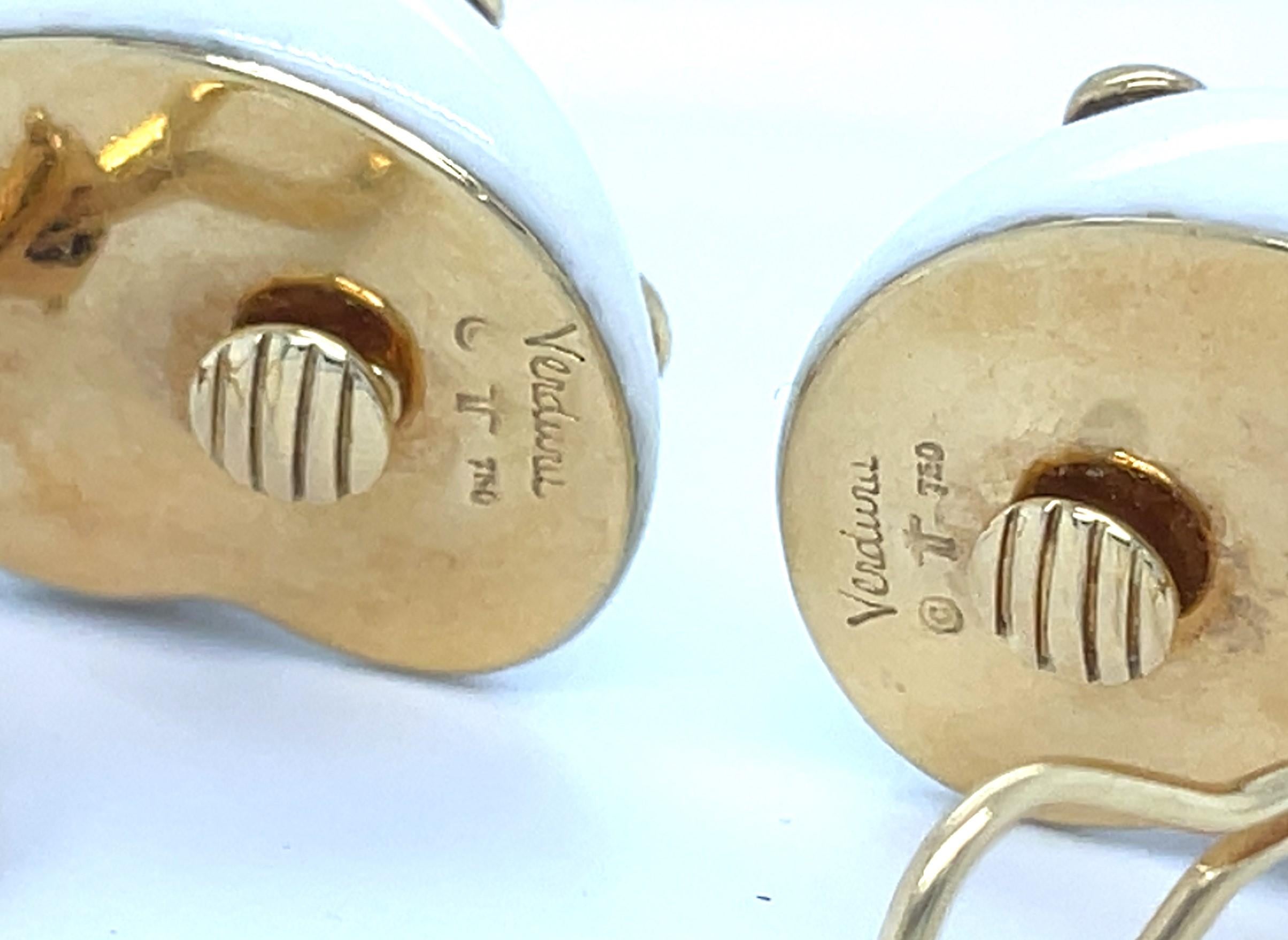 Verdura or jaune 18k Cachalong Opal Shell Ear Clips Gorgeous Condition ! Bon état - En vente à Sherman Oaks, CA