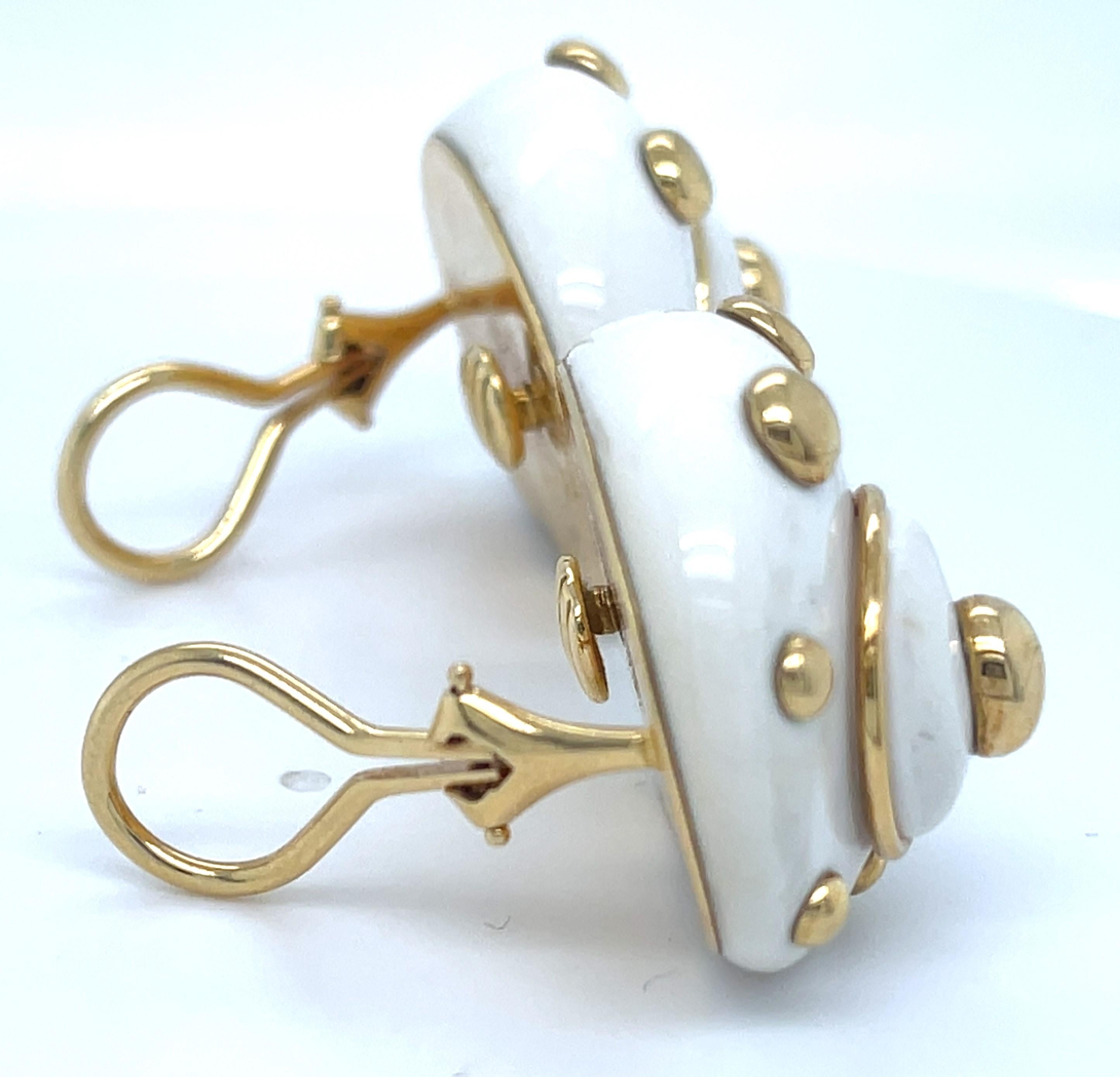 Verdura or jaune 18k Cachalong Opal Shell Ear Clips Gorgeous Condition ! Unisexe en vente