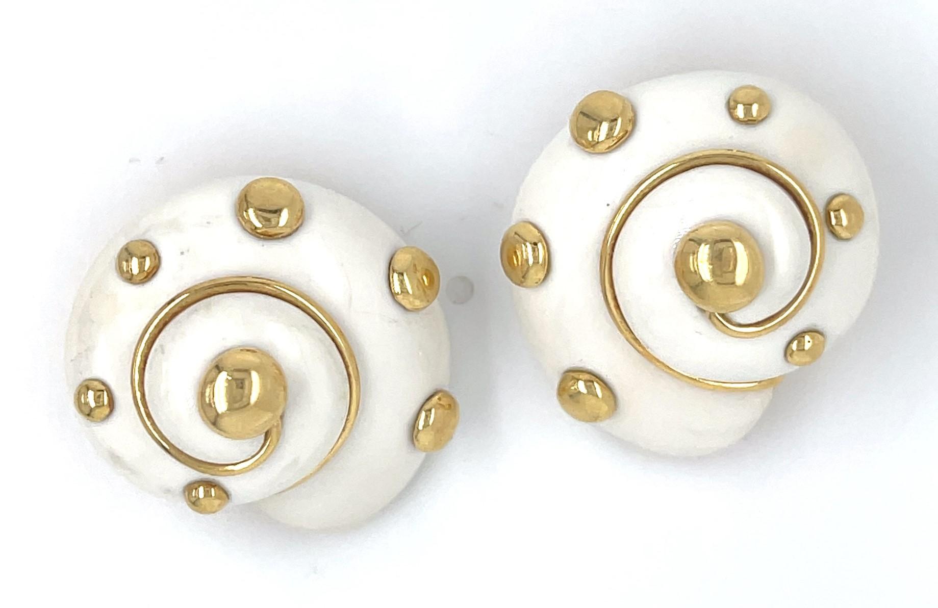 Verdura or jaune 18k Cachalong Opal Shell Ear Clips Gorgeous Condition ! en vente 2