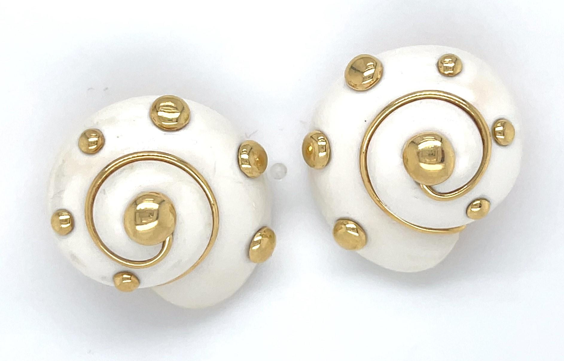 Verdura or jaune 18k Cachalong Opal Shell Ear Clips Gorgeous Condition ! en vente 3