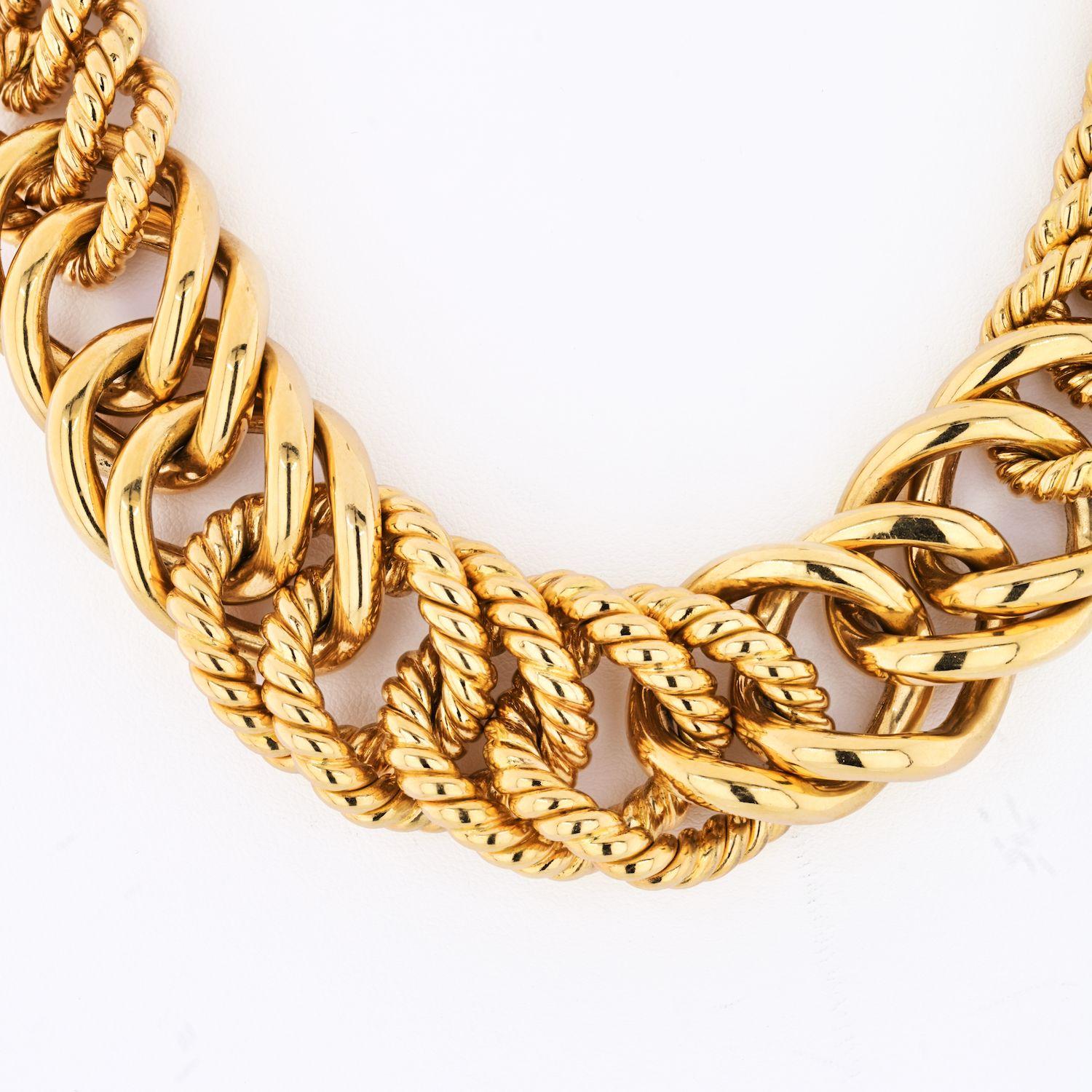 This beautiful, super rare necklace by Verdura in 18K yellow gold crafted like a series of interlocking links that gradually enlarge towards the front. 

18 inches. 

Light oversized link chain necklace.