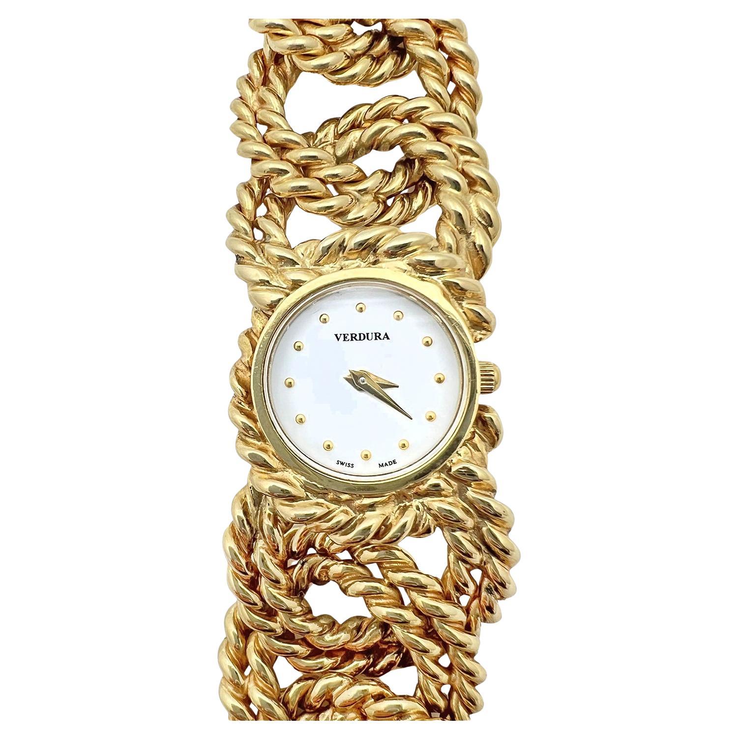 Verdura Armbanduhr mit doppeltem Gliederarmband aus 18 Karat Gelbgold.  Rundes, weißes Lackzifferblatt mit aufgesetzten goldenen Punkten als Stundenmarkierungen.  Zifferblatt mit der Aufschrift 