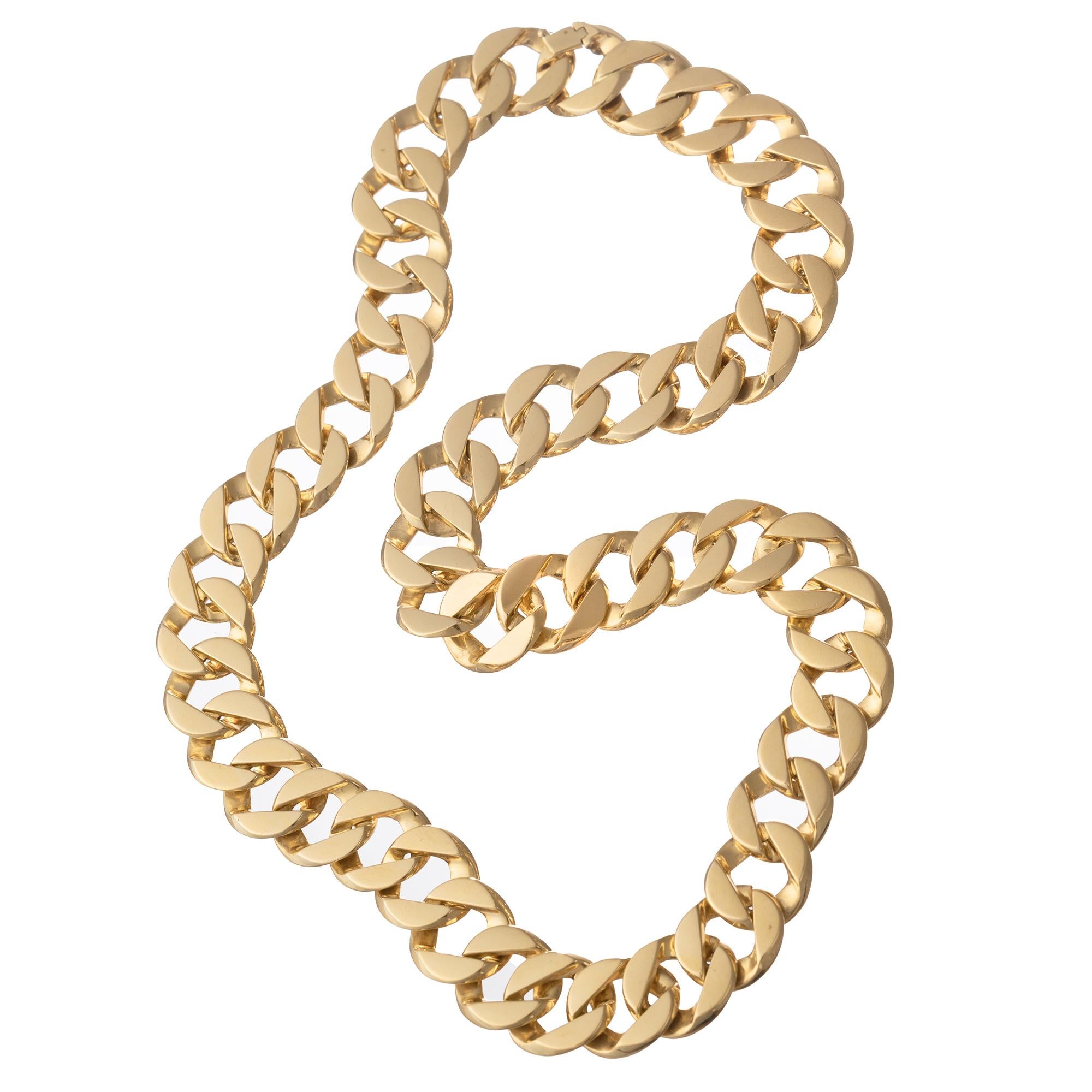 Collar Verdura de eslabones pequeños, con eslabones ovalados aplanados y retorcidos de oro amarillo de 18 quilates pulido. Cierre oculto con bisagra. Firmado 
