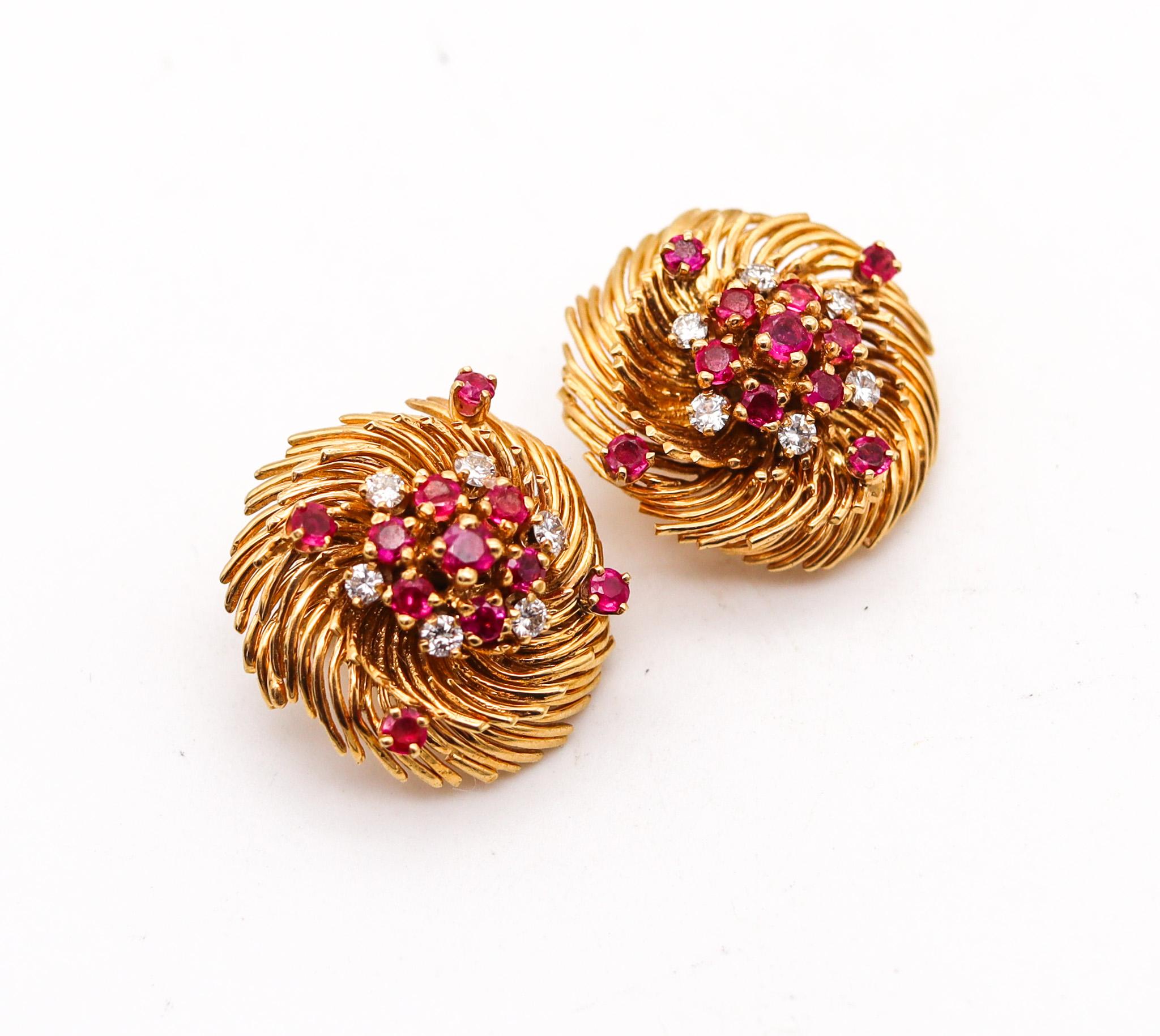 Pendientes de clip Verdura 1960 de oro amarillo de 18 quilates con diamantes y rubíes de 2,02 quilates Modernista en venta