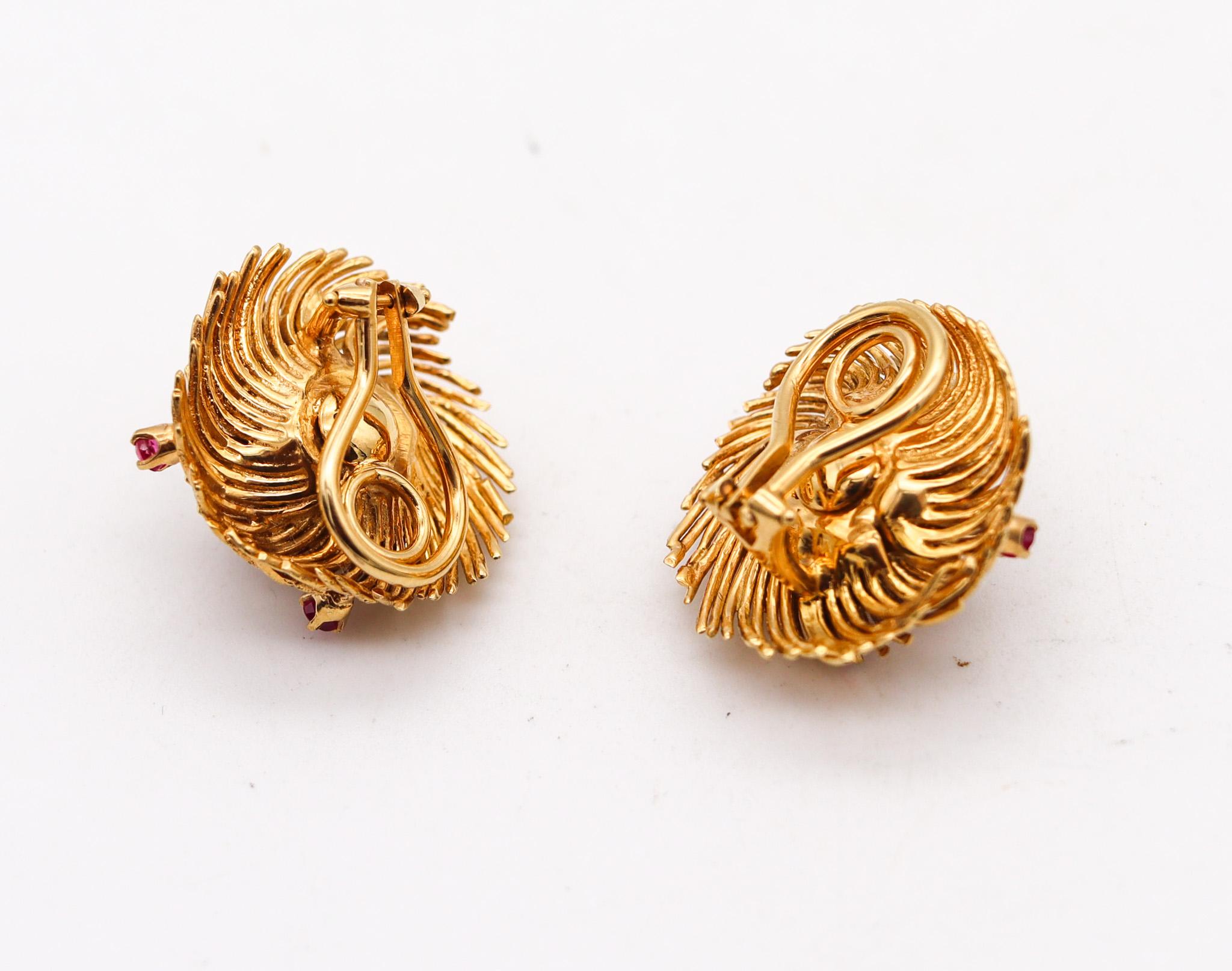 Pendientes de clip Verdura 1960 de oro amarillo de 18 quilates con diamantes y rubíes de 2,02 quilates Corte brillante en venta