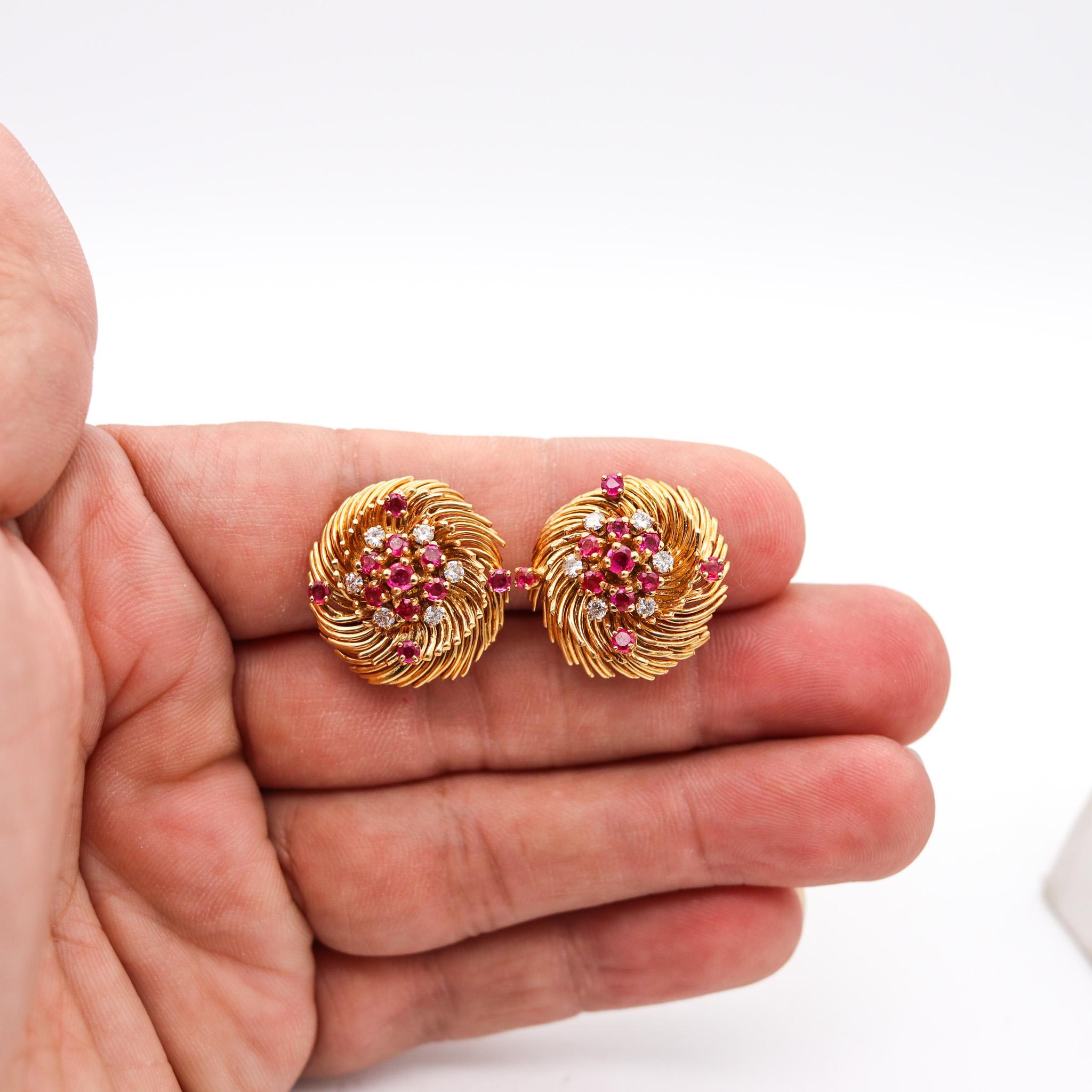 Pendientes de clip Verdura 1960 de oro amarillo de 18 quilates con diamantes y rubíes de 2,02 quilates en Excelente estado para la venta en Miami, FL