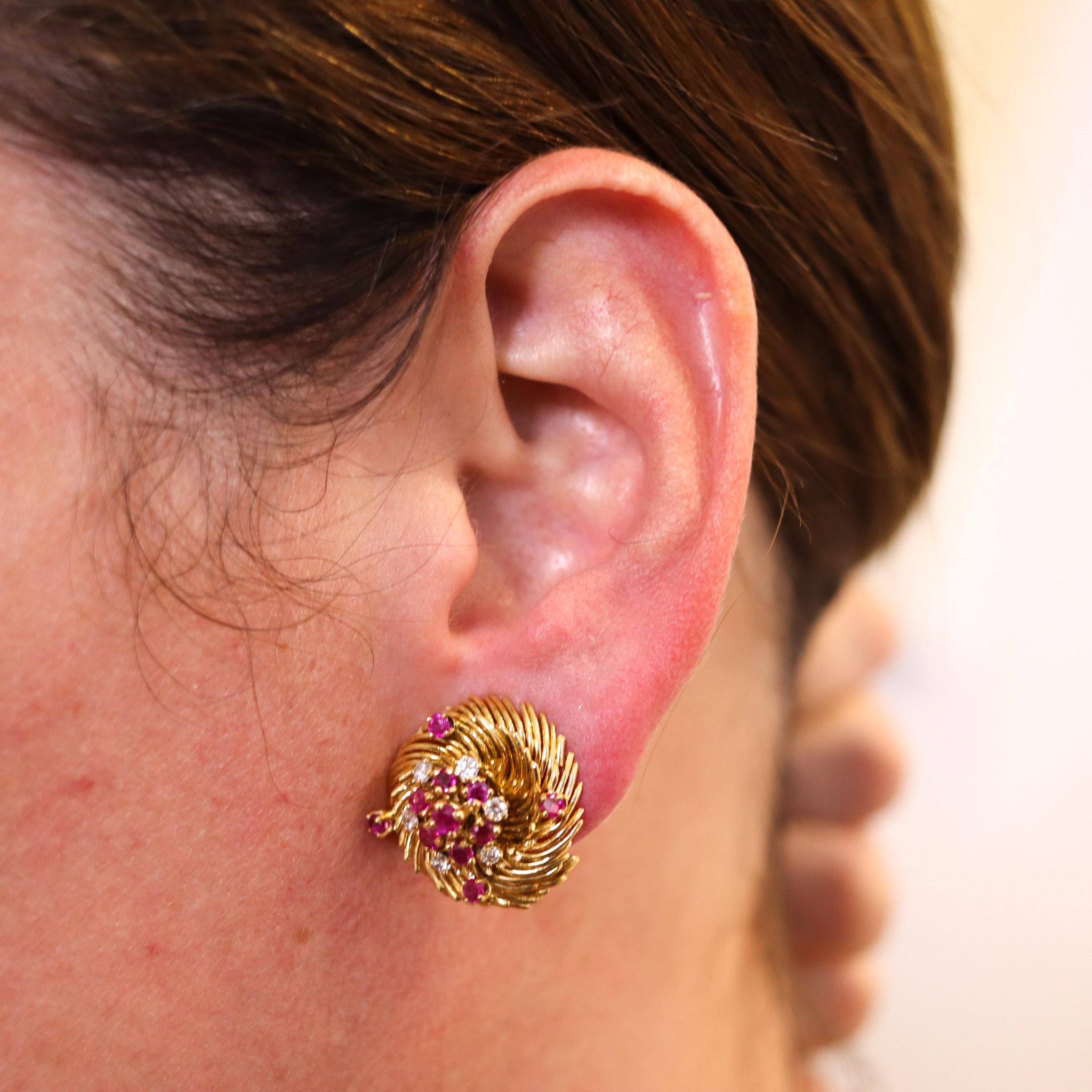 De las mujeres Pendientes de clip Verdura 1960 de oro amarillo de 18 quilates con diamantes y rubíes de 2,02 quilates en venta