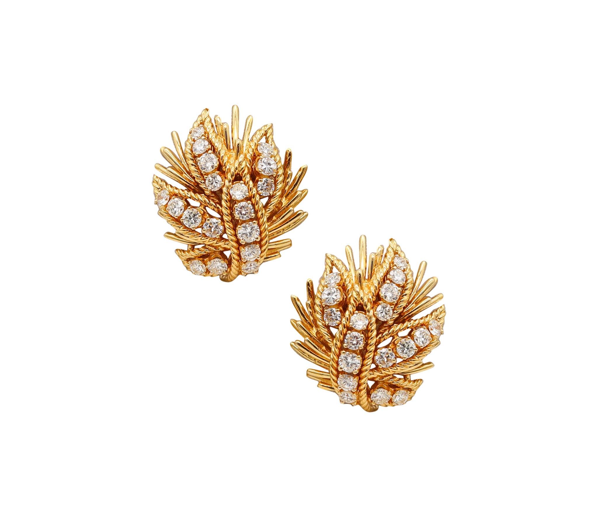 VERDURA 1960 Clips On Earrings In 18Kt Gold With 3.24 Ctw Of VS Diamonds In Excellent Condition In Miami, FL