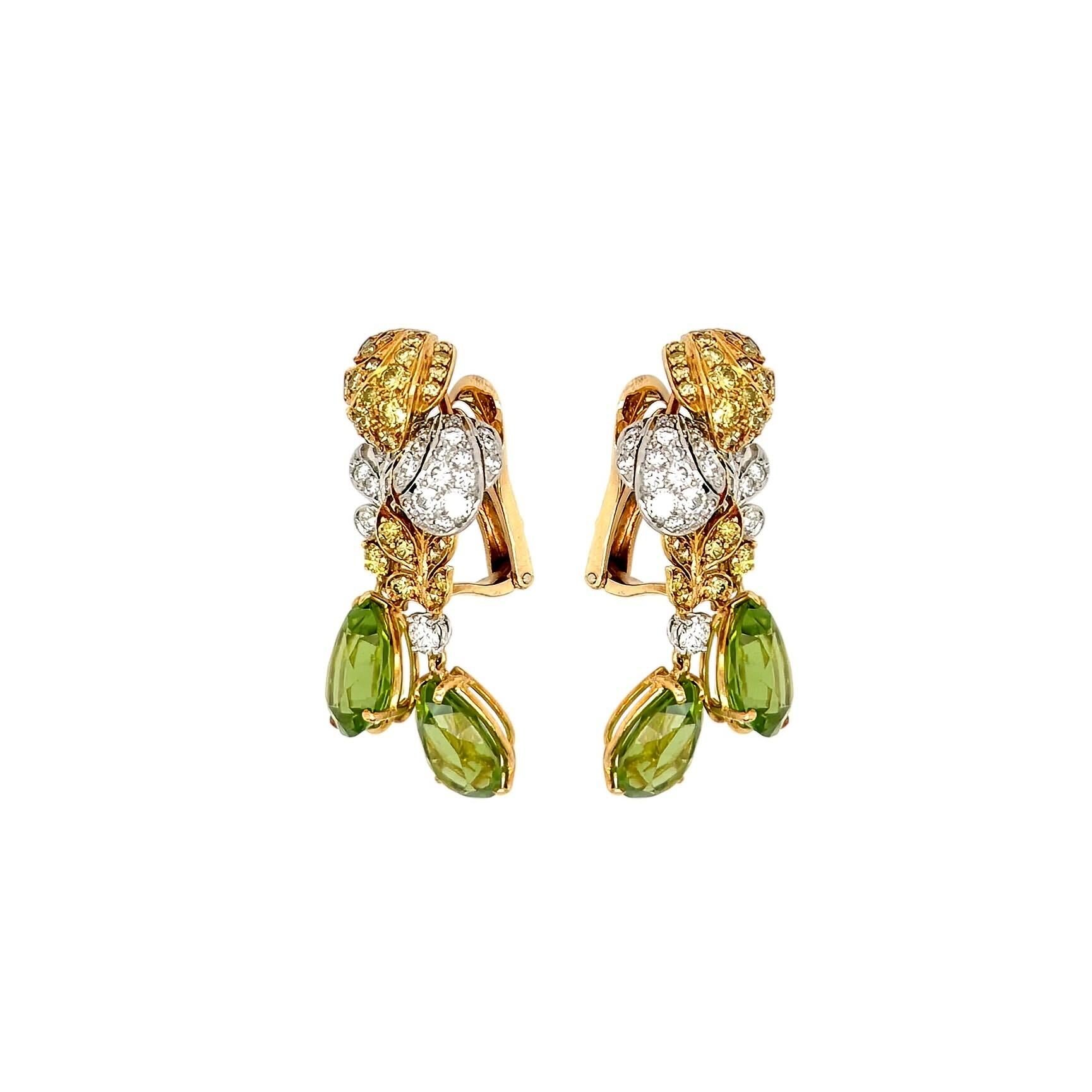 Paire de clips d'oreilles en or jaune 18 carats, platine, péridot et diamant, Verdura, 1966.  Chaque boucle d'oreille double 