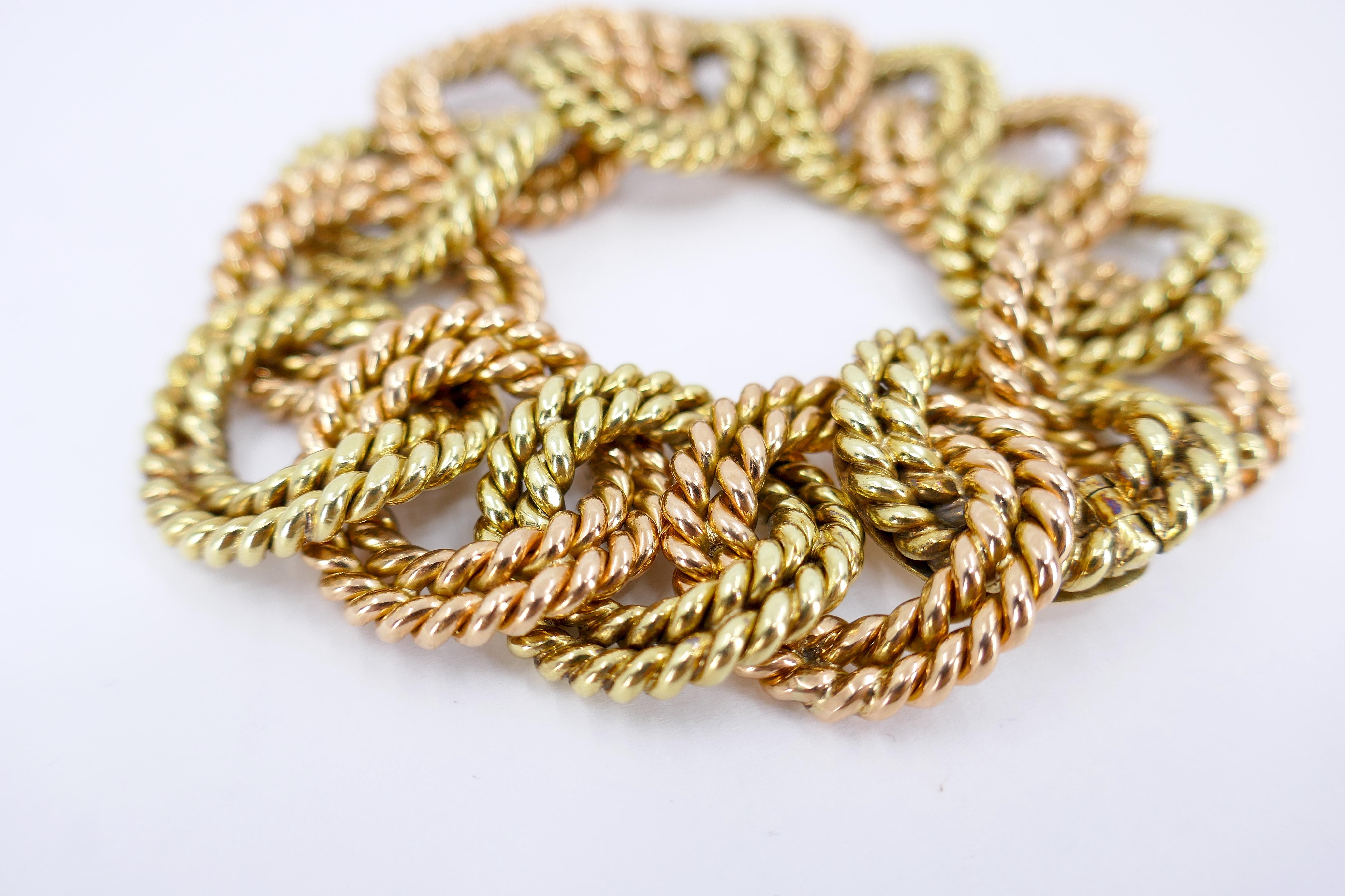 Esta elegante pulsera de eslabones de cuerda de Verdura es una pieza atemporal que desprende un encanto discreto. Fabricado en la década de 1960, muestra el arte y la atención al detalle del diseñador. Fabricada en oro rosa y amarillo de 14
