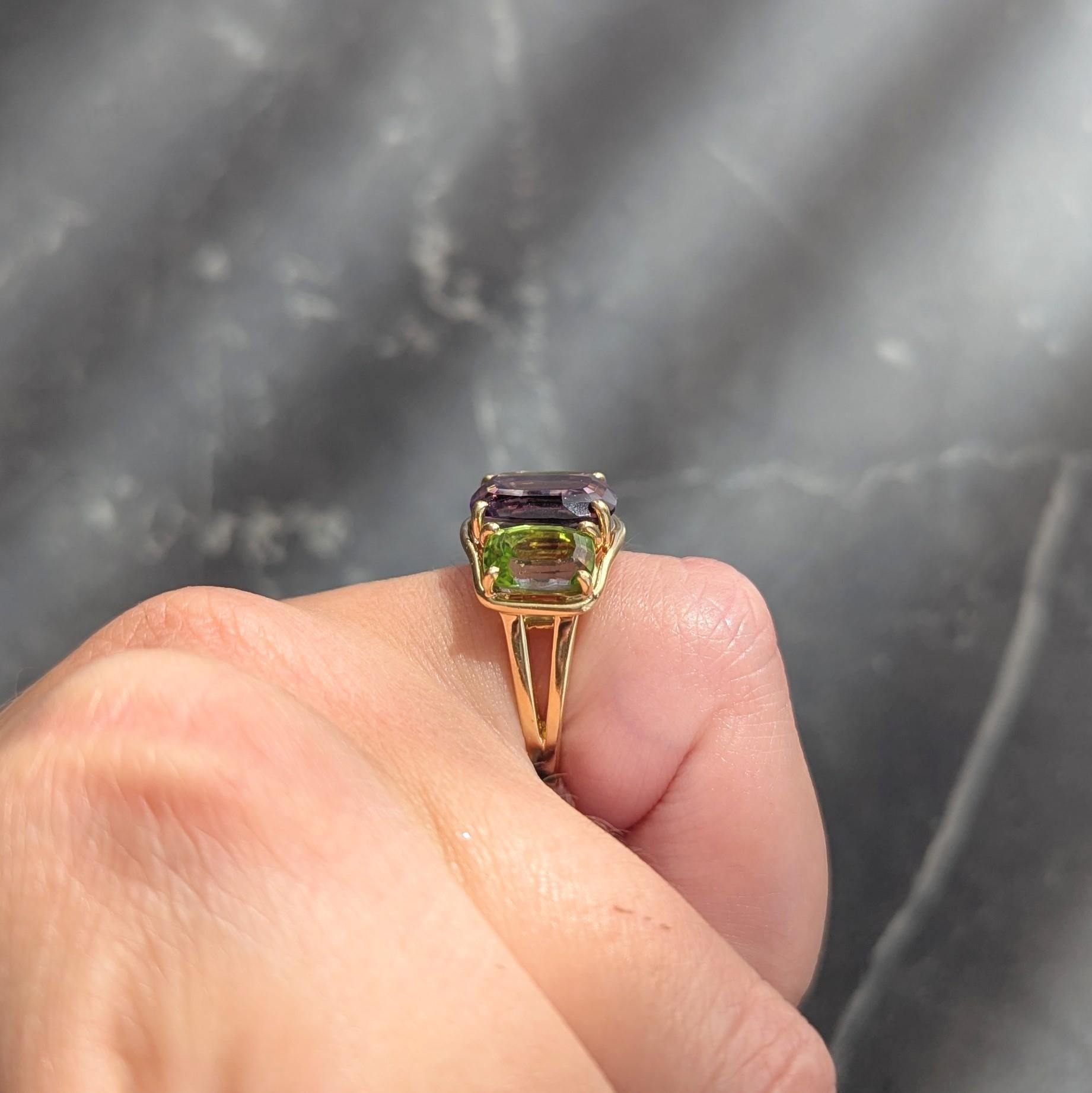 Verdura 1990 Ametista Peridoto Oro Giallo 18 Carati Anello Vintage con Tre Pietre in vendita 8