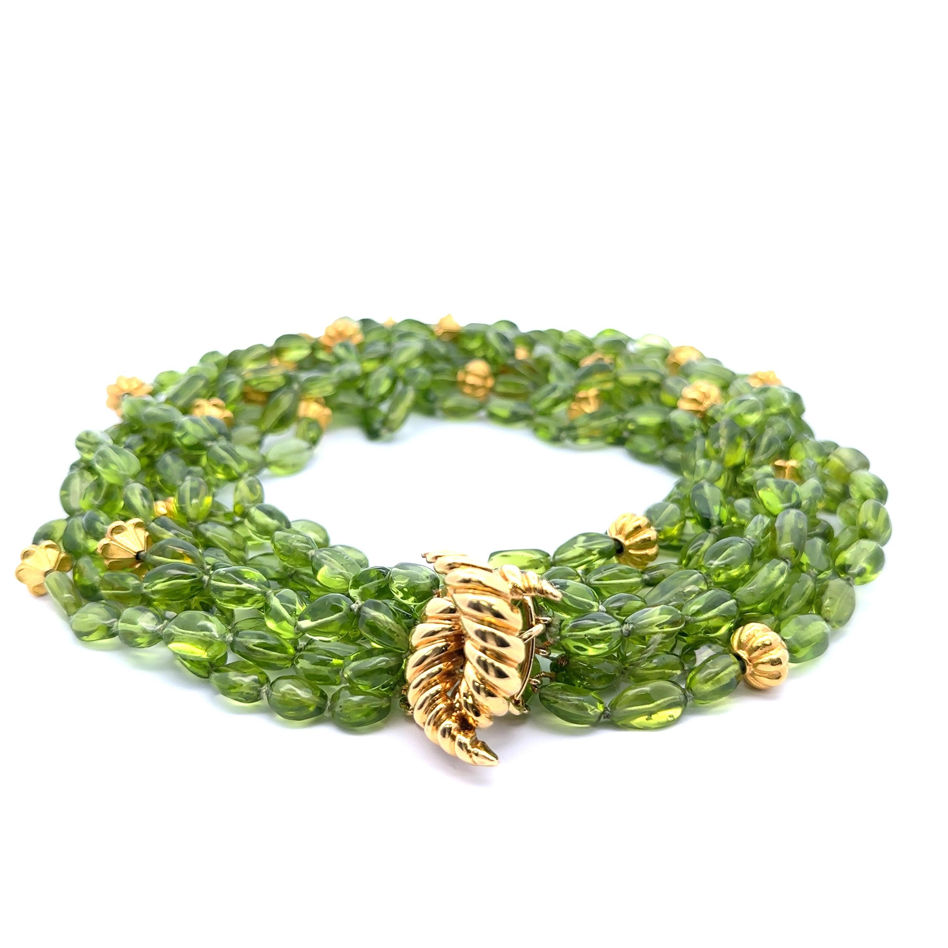 Burattato Verdura 9 fili di peridoto burattato con perline d'oro 18k e chiusura a gancio - Collana Torsade in vendita