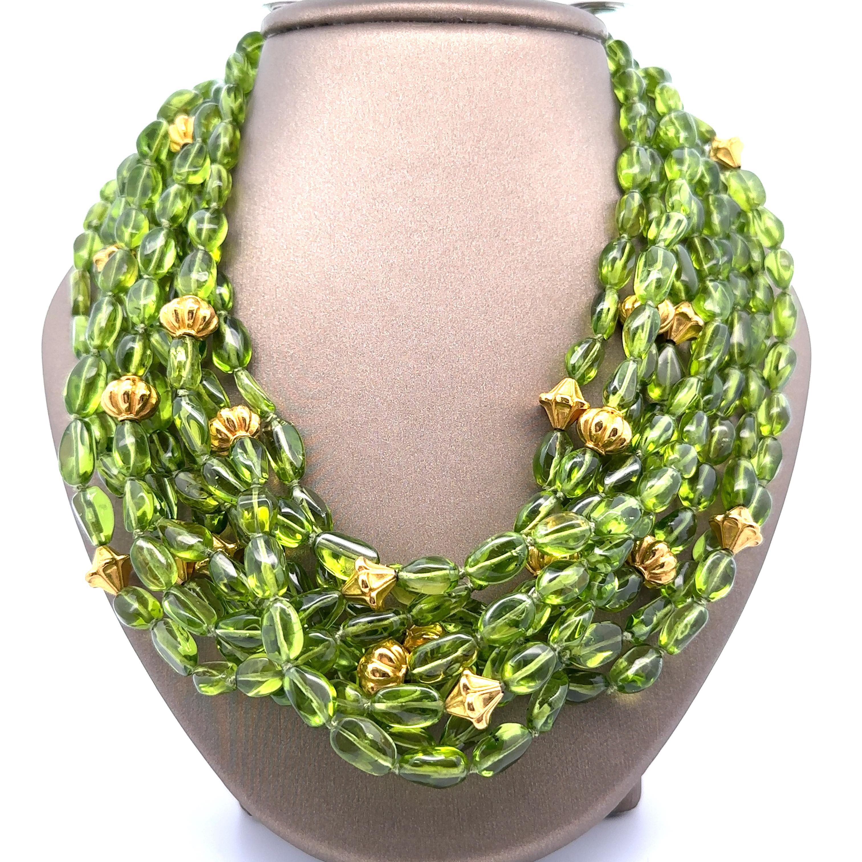 Verdura 9 fili di peridoto burattato con perline d'oro 18k e chiusura a gancio - Collana Torsade In condizioni ottime in vendita a Montclair, NJ