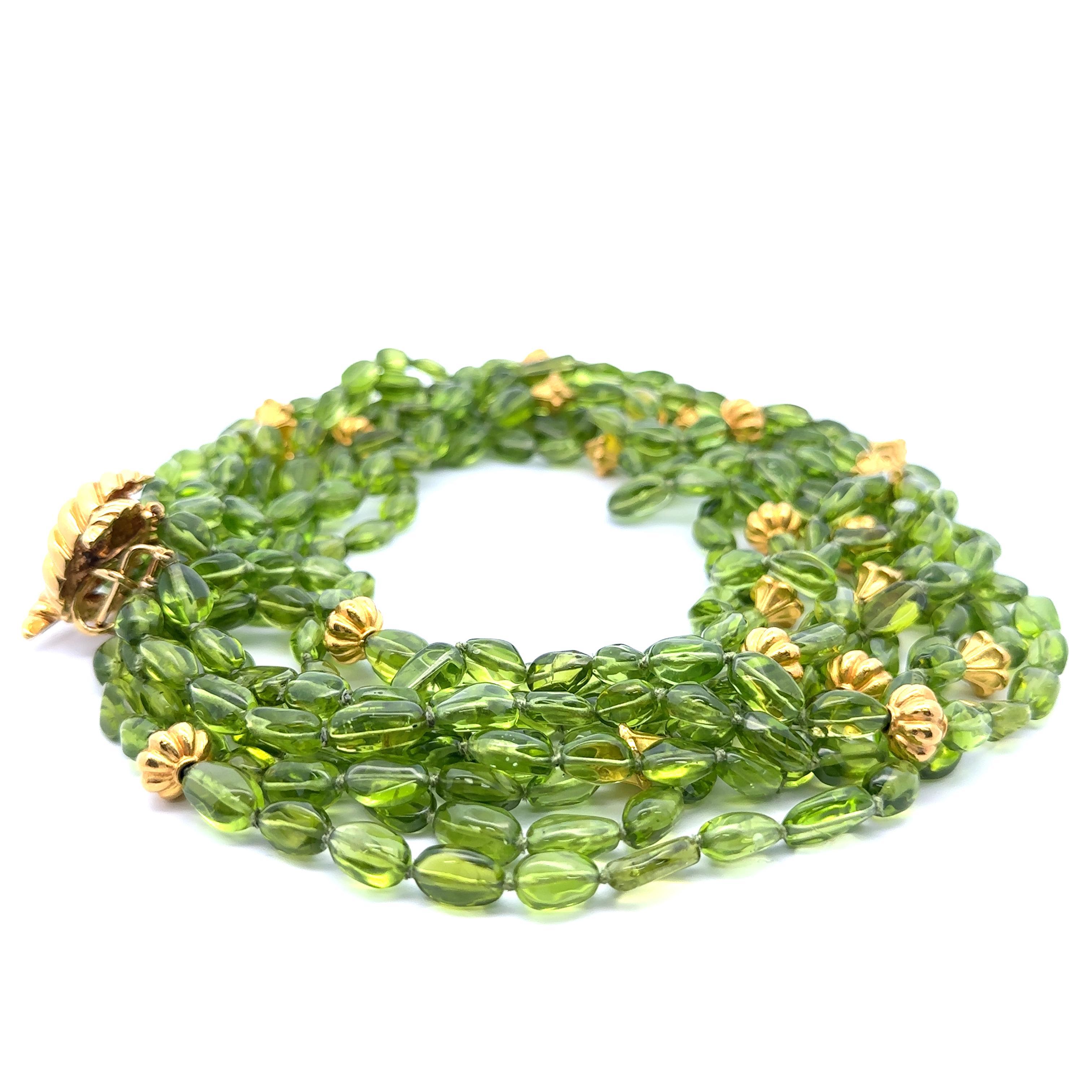 Donna Verdura 9 fili di peridoto burattato con perline d'oro 18k e chiusura a gancio - Collana Torsade in vendita