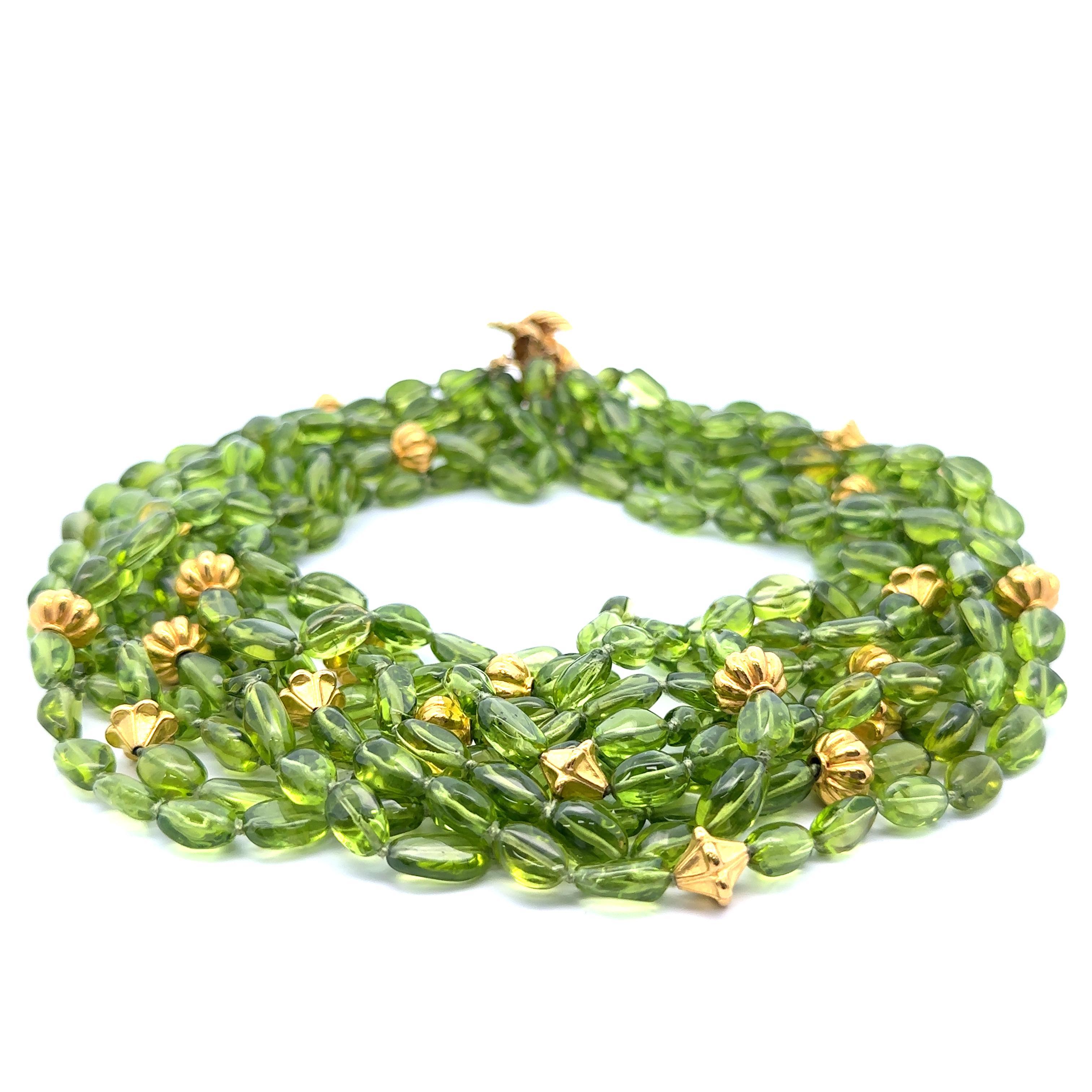 Verdura 9 fili di peridoto burattato con perline d'oro 18k e chiusura a gancio - Collana Torsade in vendita 1