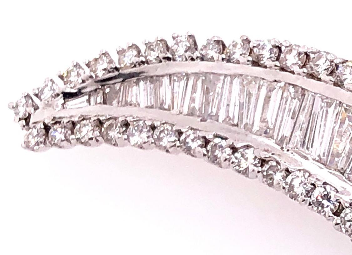 Verdura Broche / épingle en diamants baguettes et ronds de 10 carats TDW Excellent état - En vente à Stamford, CT