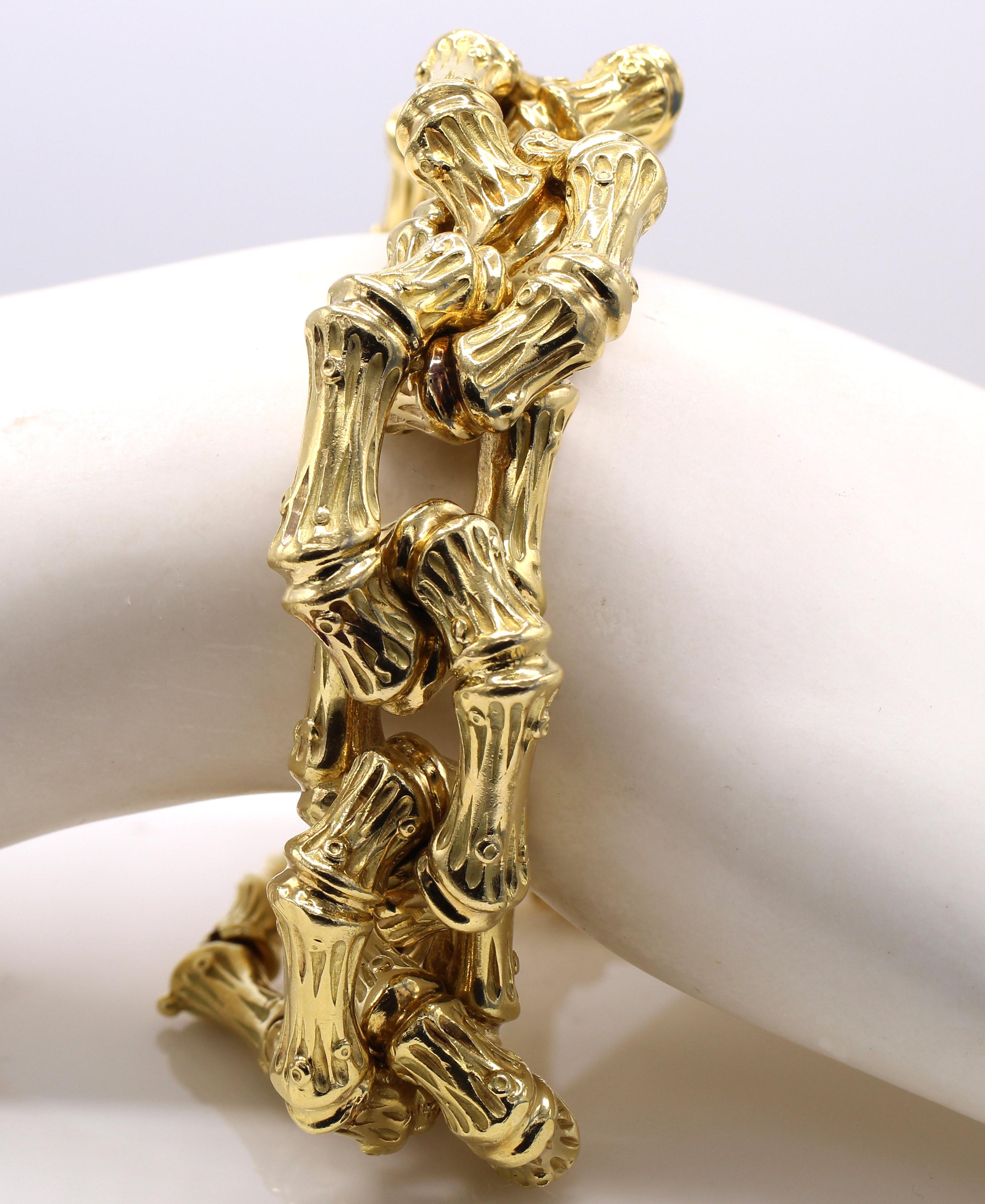 Wunderschönes Design und meisterhafte Handarbeit aus 18 Karat Gelbgold von Verdura. 12 biegsame, rechteckige Glieder im Bambus-Design auf poliertem Gold verleihen diesem Armband aus den 1980er Jahren ein echtes dreidimensionales Aussehen am