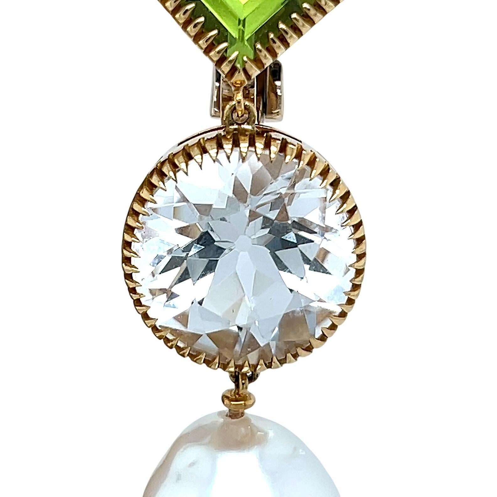 Ein Paar Ohrclips aus 18 Karat Gelbgold, Peridot, weißem Topas und Perlen, Verdura, Italien.  Jeder byzantinische Theodora-Ohrclip besteht aus einem quadratischen, facettierten Peridot, an dem ein runder, facettierter weißer Topas und eine