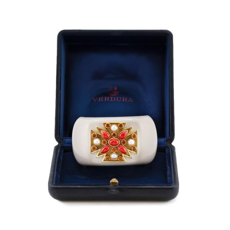 Verdura Cacholong Manchette croix de Malte Bon état - En vente à New York, NY