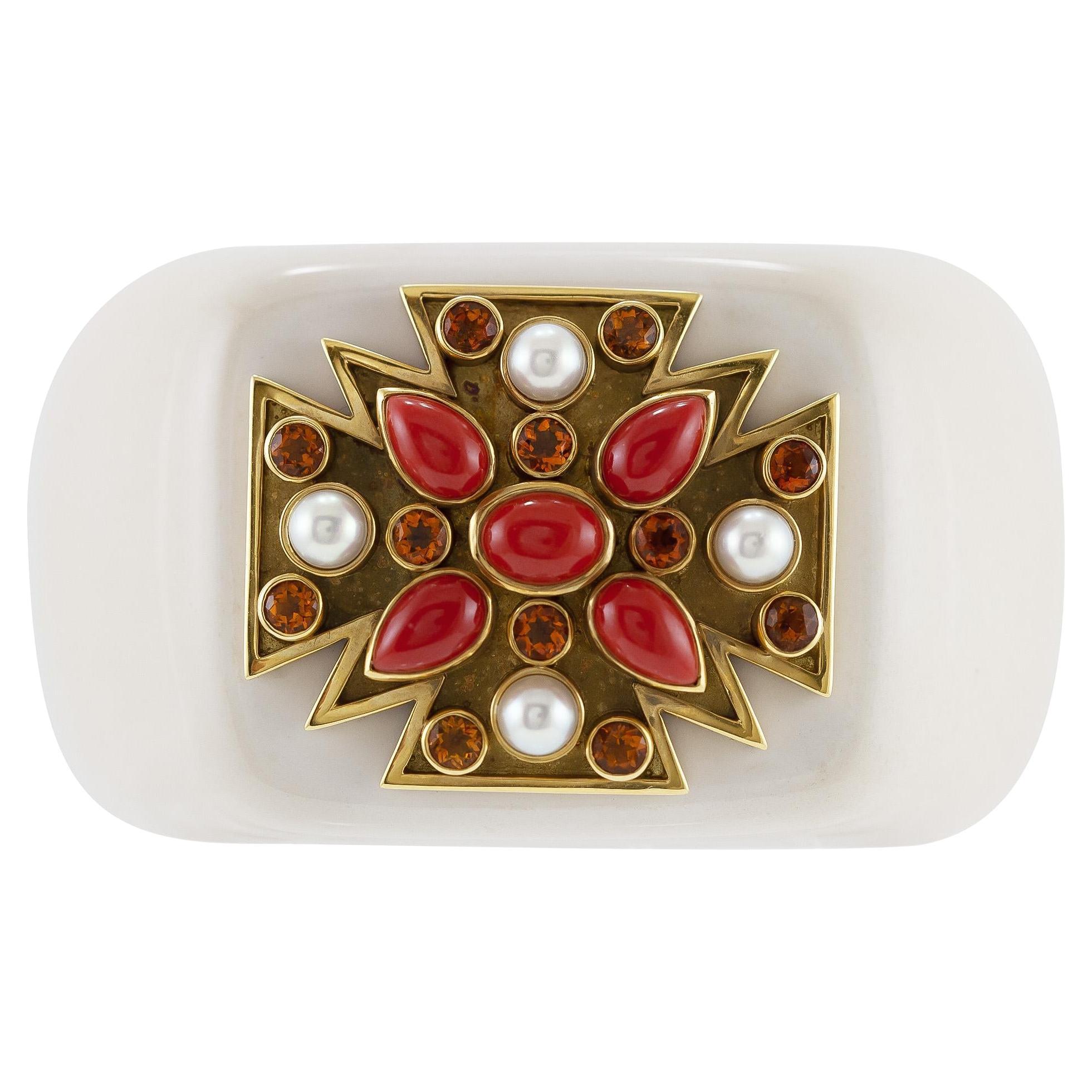 Manschettenarmband aus Malteserkreuz von Verdura, Cacholong