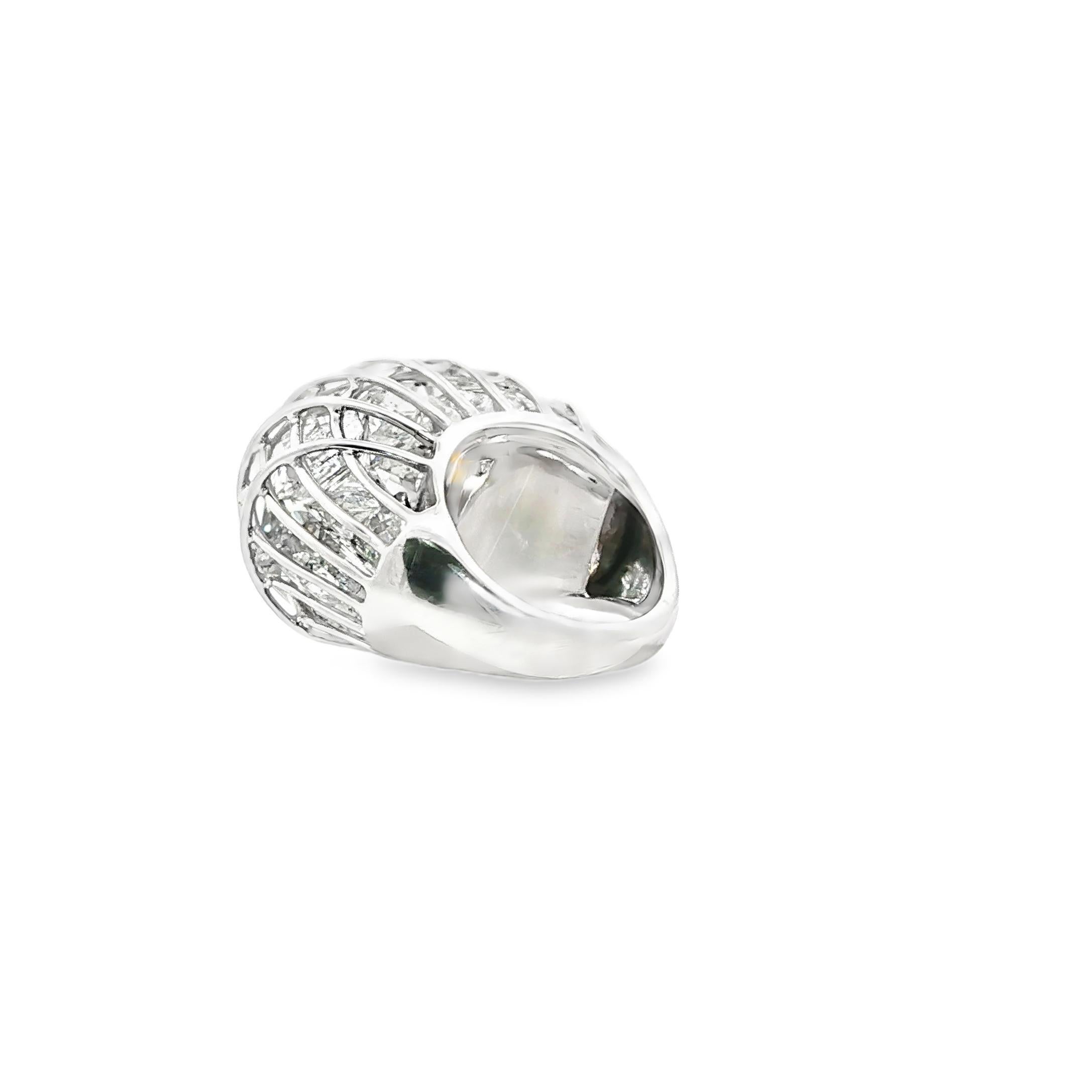 Anillo Enjaulado de Cristal de Roca en Oro Blanco de Verdura

Un estudio sobre la tensión y la claridad, donde la estructura abraza el brillo.

Este escultural anillo de Verdura juega con cabujones de cristal de roca transparentes en contraste,