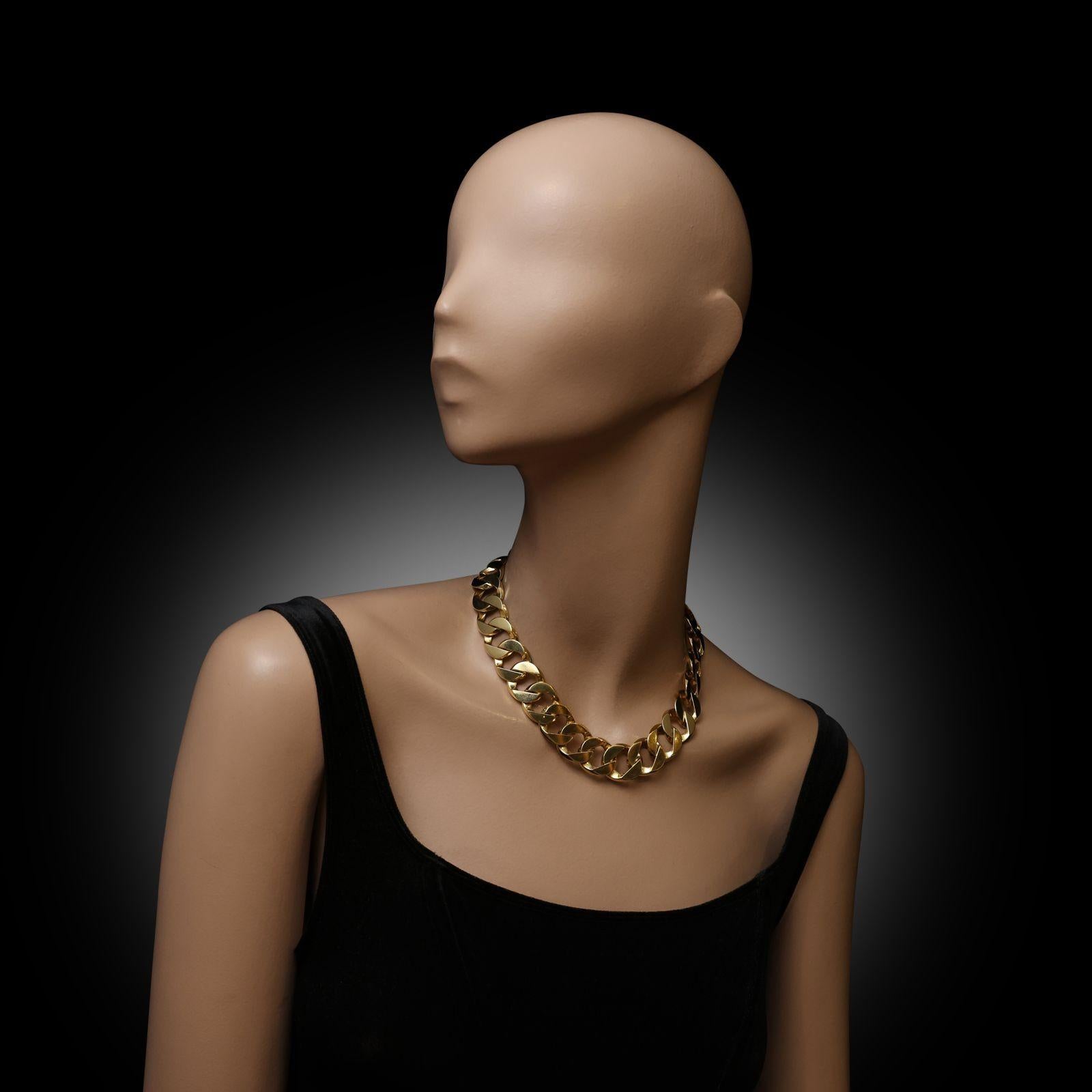 Women's or Men's Verdura Classic 18ct Gold Curb Link Necklace Circa 1970s For Sale