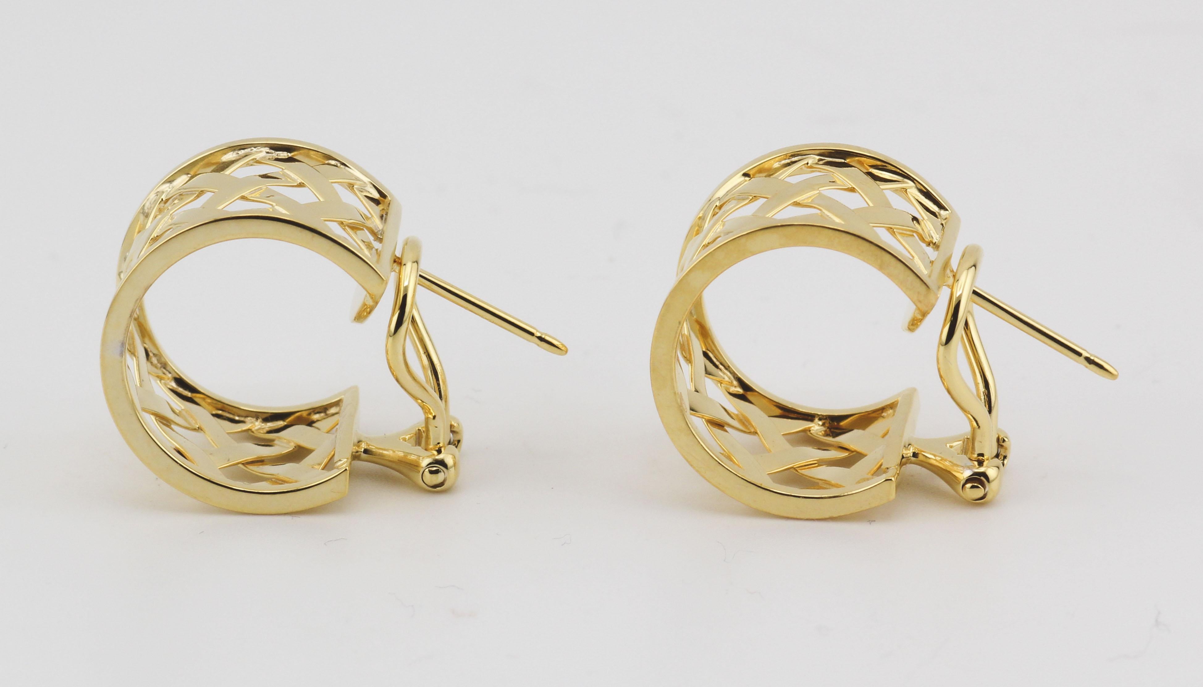 D'une sophistication intemporelle, les boucles d'oreilles à tissage croisé de Verdura sont un chef-d'œuvre d'élégance et de savoir-faire. Méticuleusement réalisées à la main en or jaune 18 carats, ces boucles d'oreilles arborent le motif tissé