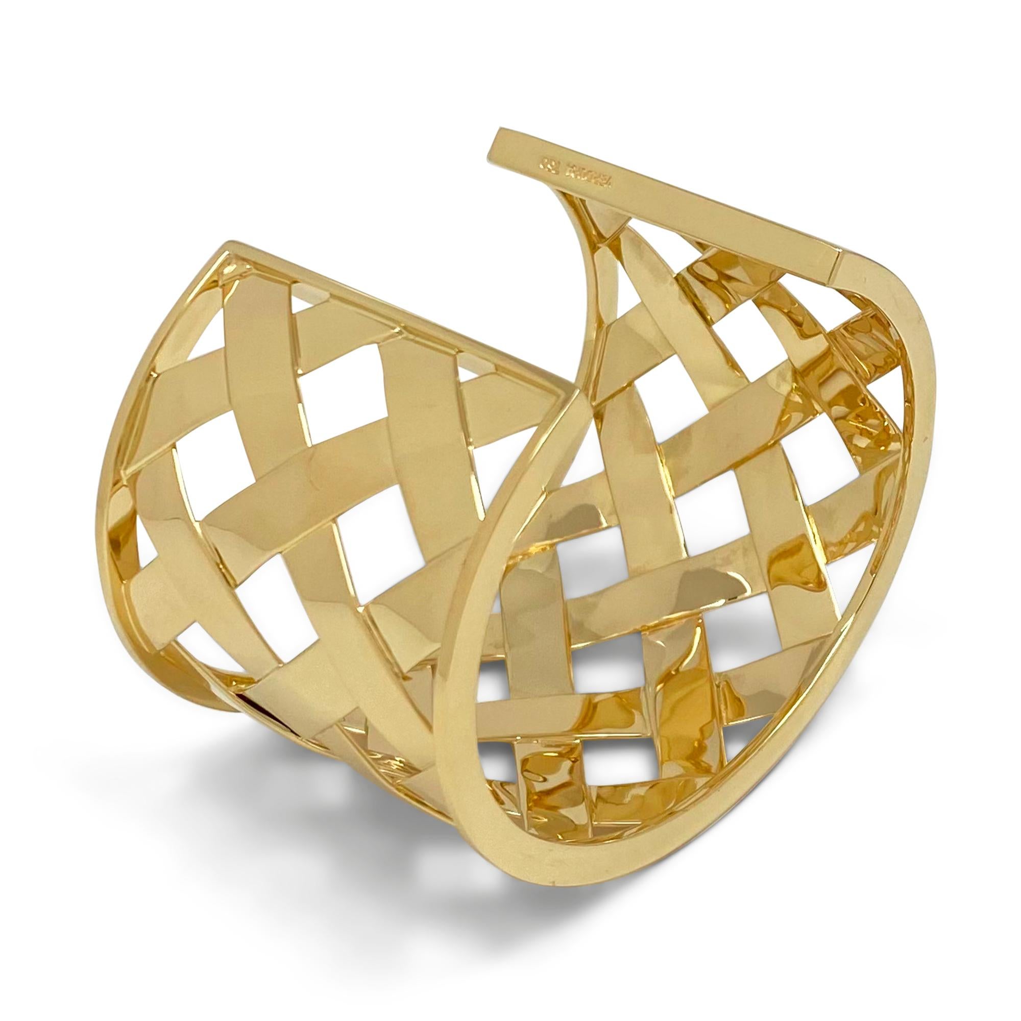 Authentic Verdura 'Criss Cross' cuff bangle crafted in 18 karat yellow gold. The open cuff design will fit up to a 6 1/4-inch wrist. Signed Verdura, 750. Not presented with original box or papers. CIRCA 2000s.

Brand: Verdura
Collection: Criss