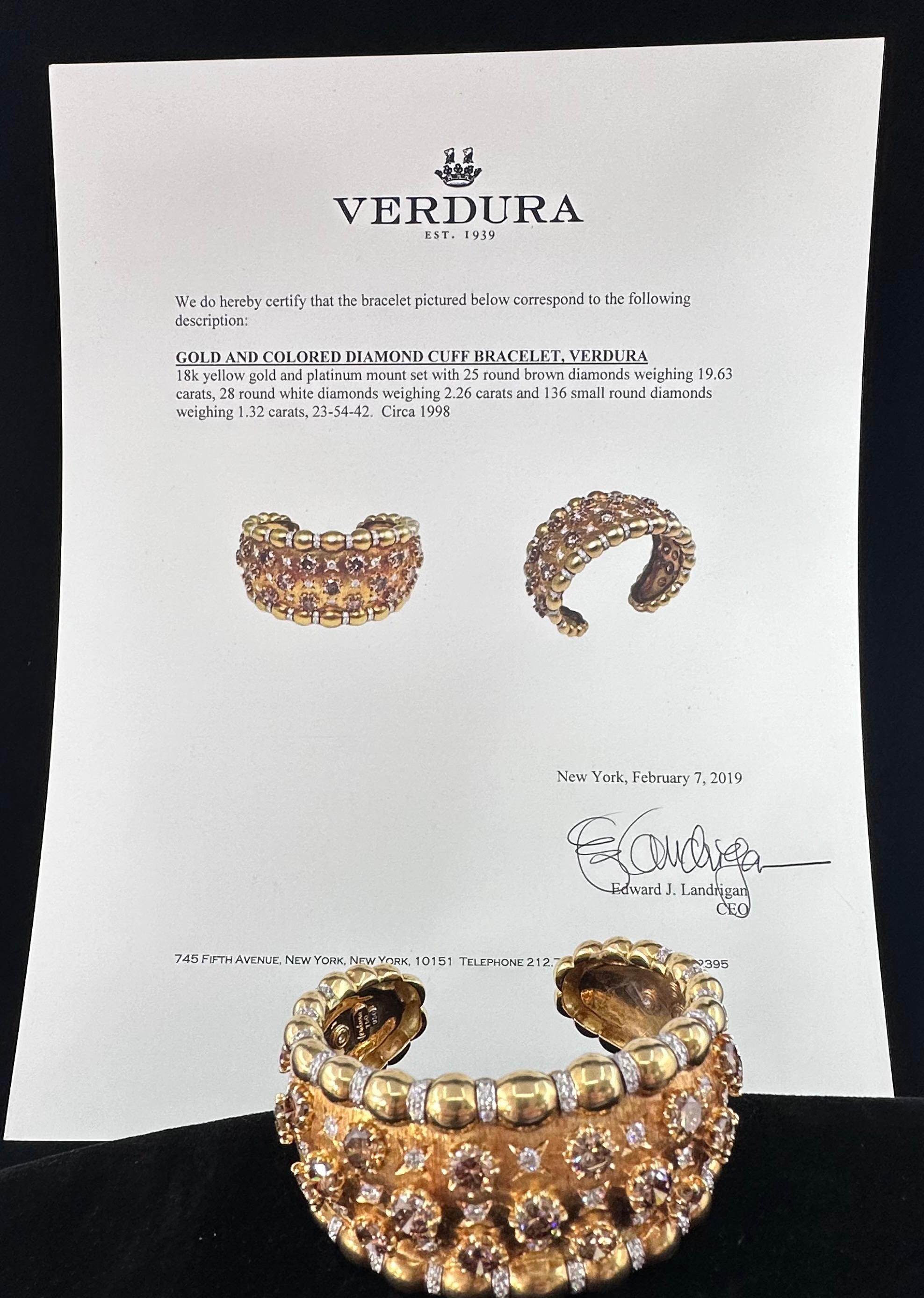Manschettenarmband von Verdura, natürliche farbige Diamanten 18k Gold & Platin   im Angebot 1