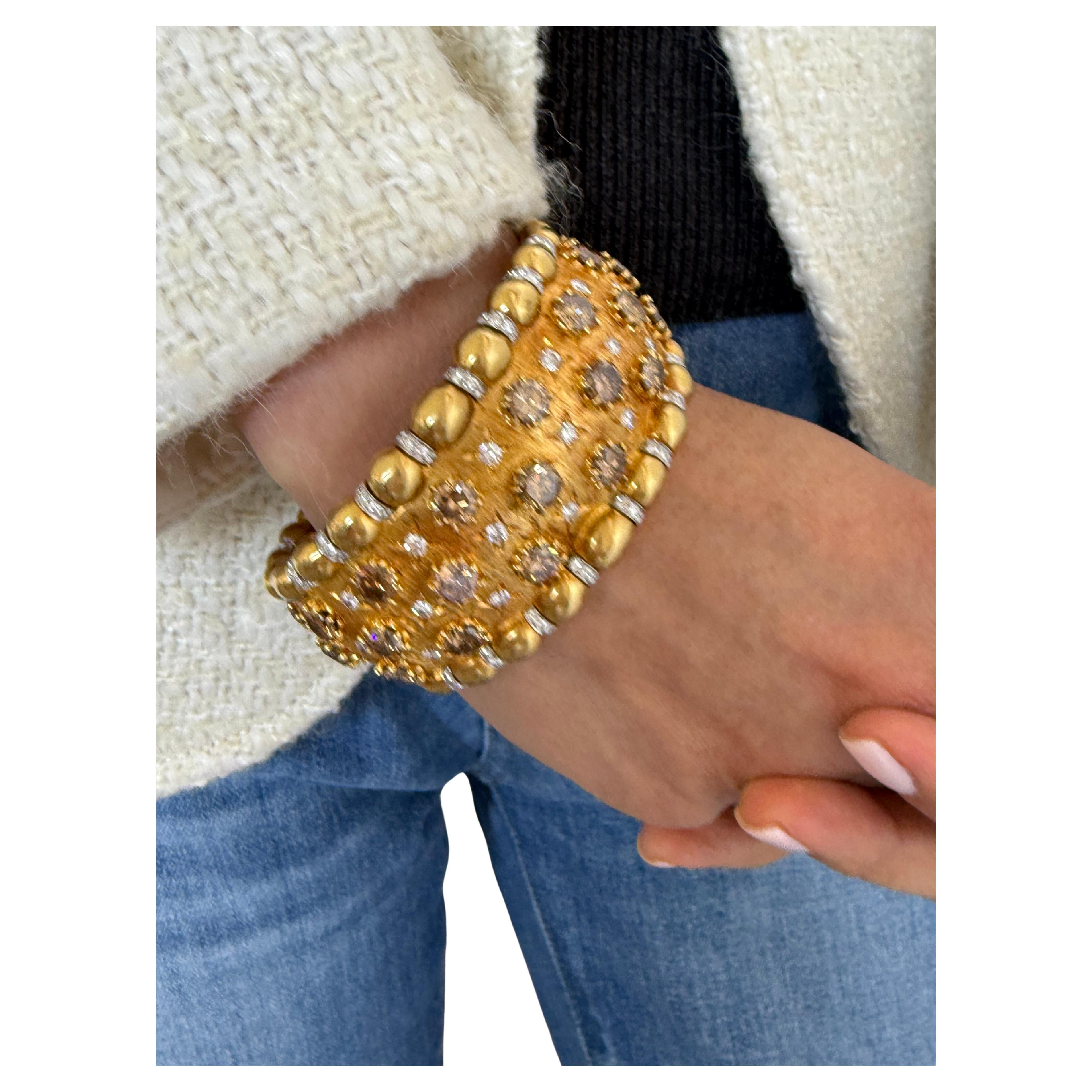 Manschettenarmband von Verdura, natürliche farbige Diamanten 18k Gold & Platin
