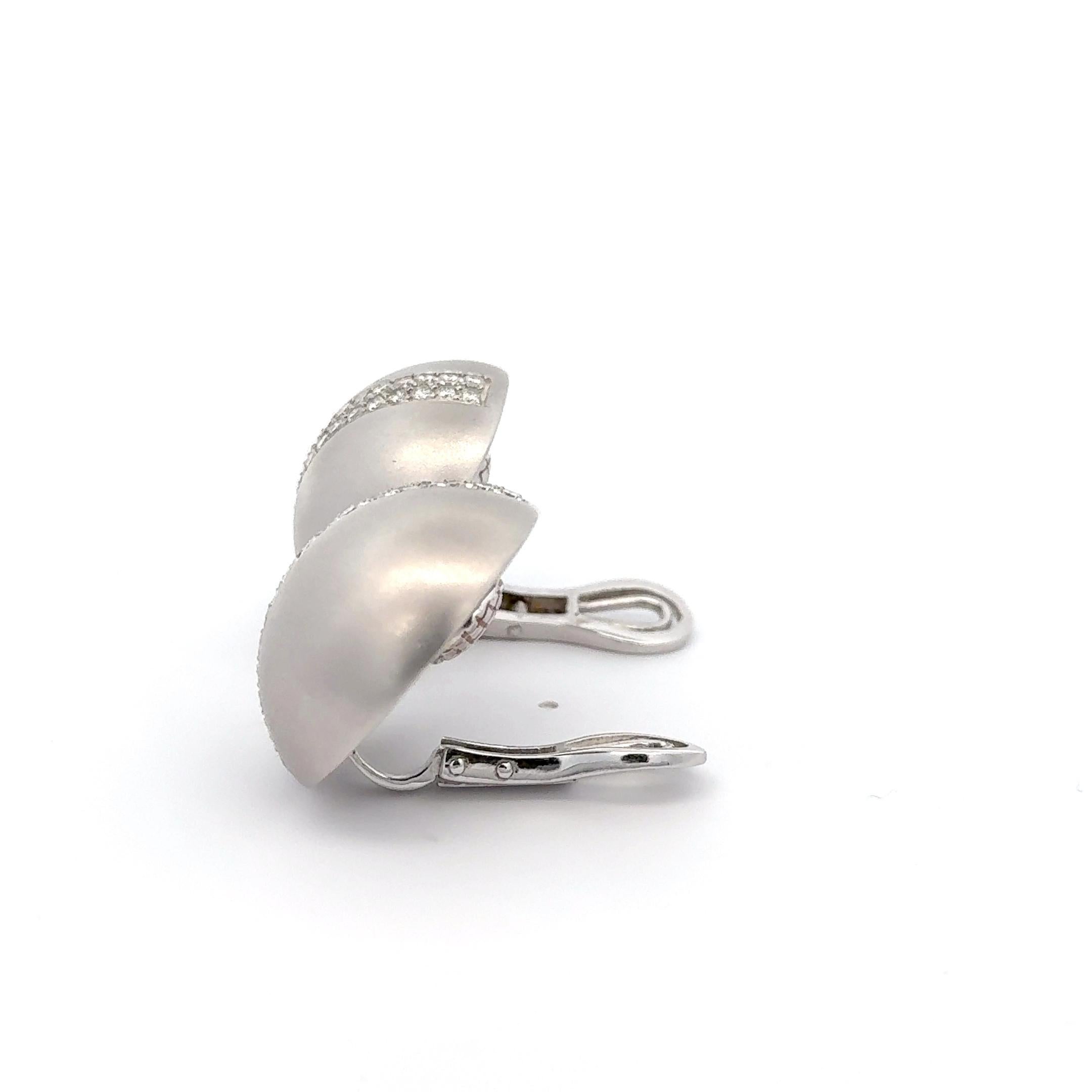 Orecchini a clip con diamante a cupola di Verdura in oro bianco 18 carati. Gli orecchini presentano una doppia fila di diamanti tondi brillanti che attraversa gli orecchini a cupola satinati. Gli orecchini hanno un diametro di 1 pollice e pesano 33