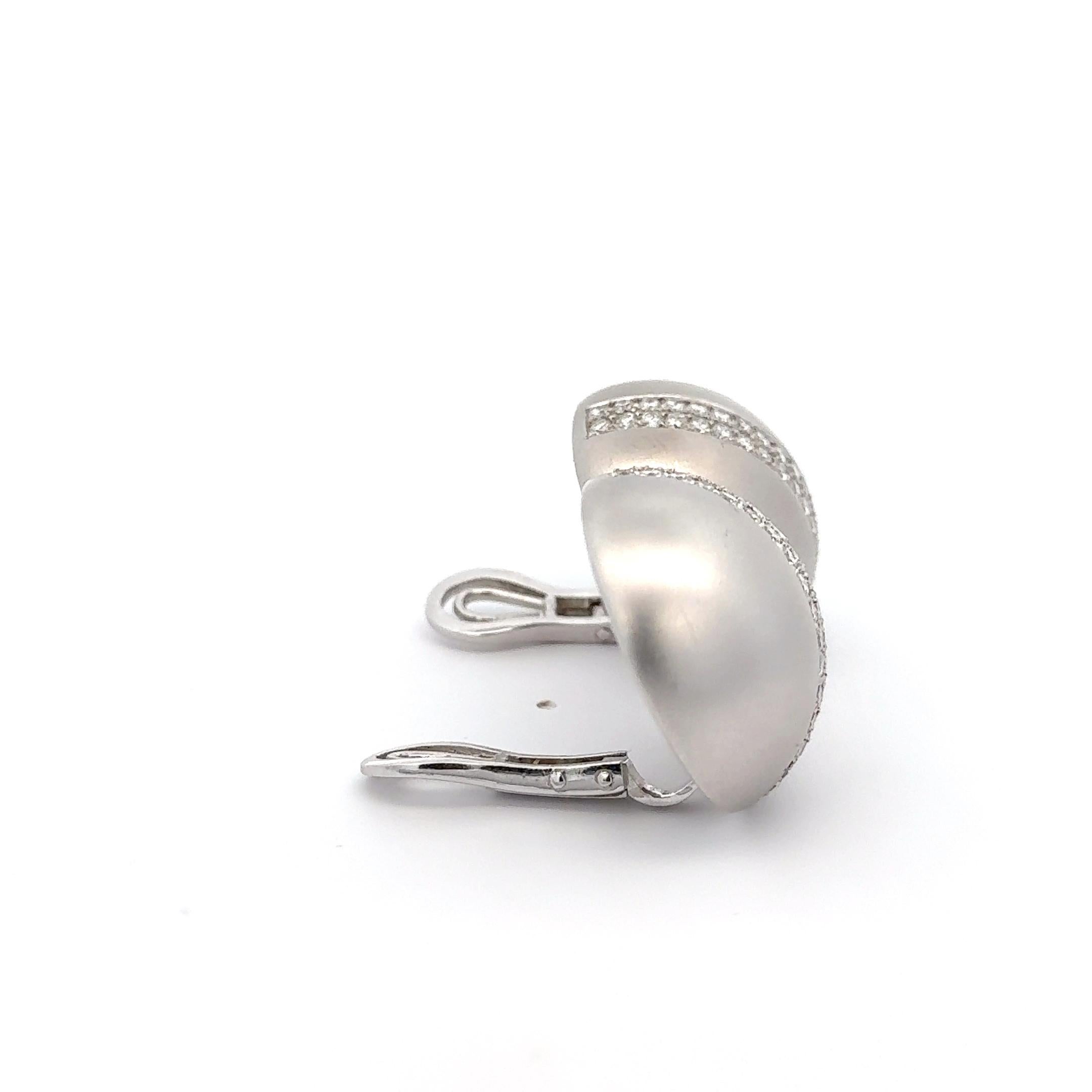 Orecchini a clip con diamante a cupola di Verdura in oro bianco 18 carati In condizioni ottime in vendita a Dallas, TX