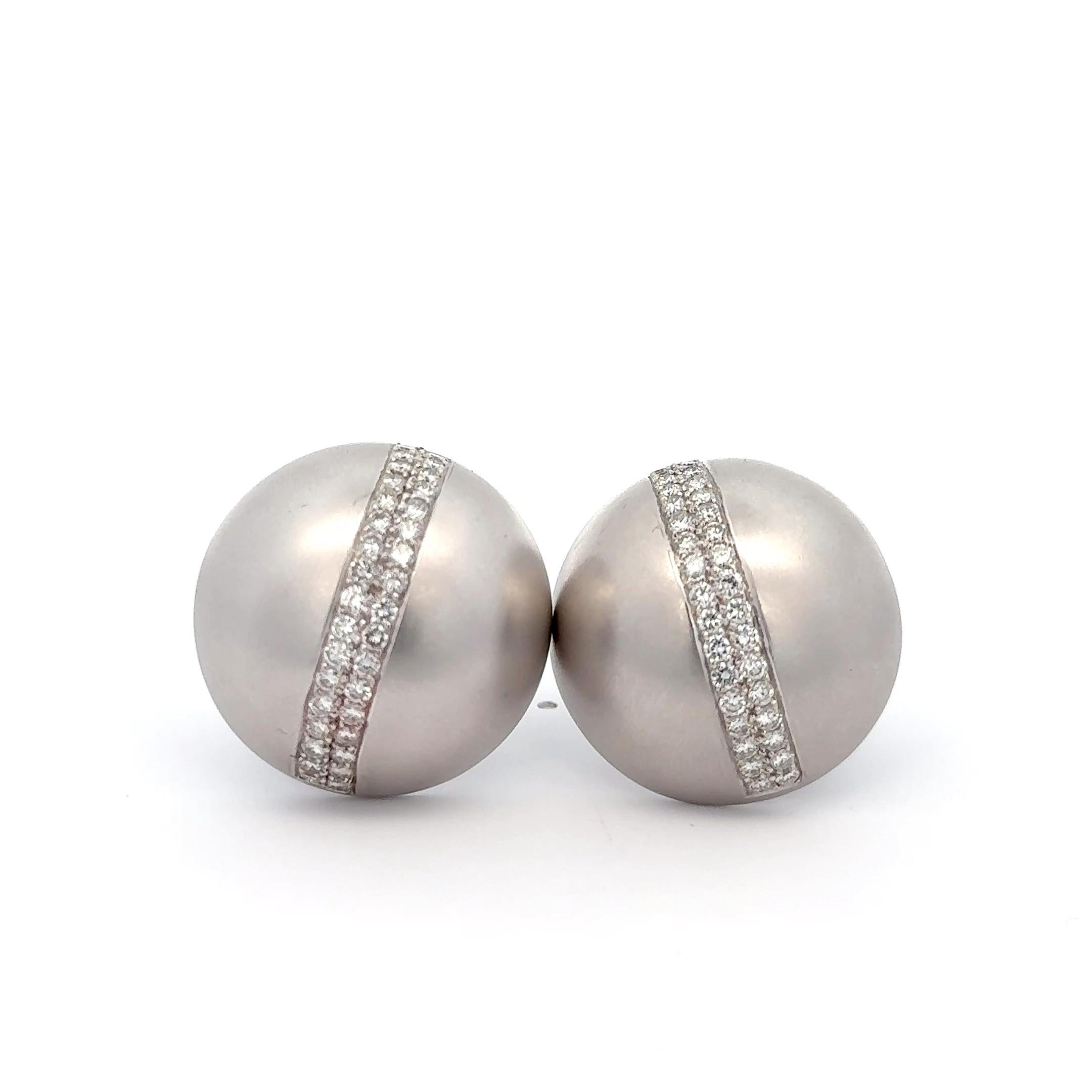Donna Orecchini a clip con diamante a cupola di Verdura in oro bianco 18 carati in vendita