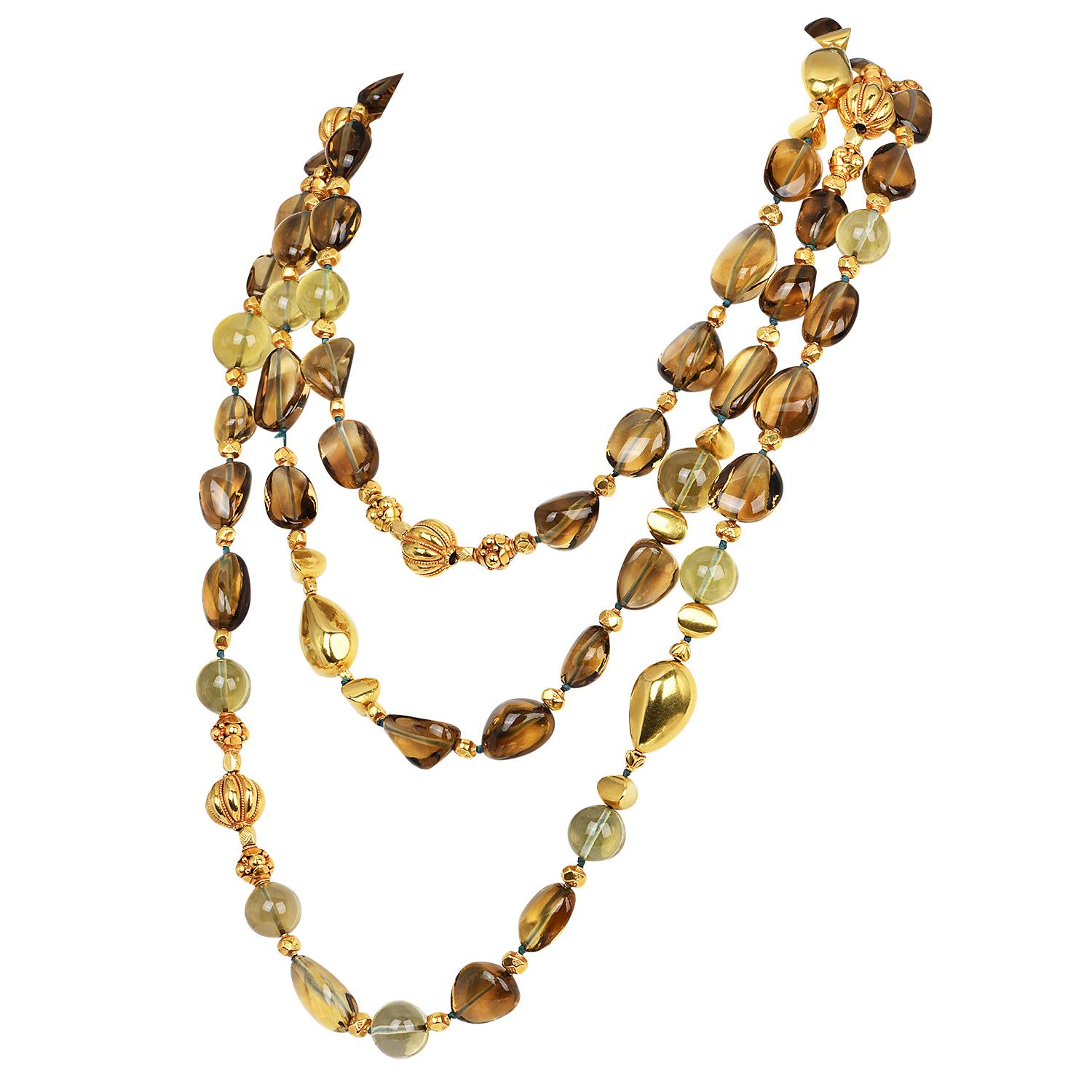 La collana di quarzo fumé Verdura è composta da perle di quarzo fumé burattate con tonalità calde e traslucide, infilate ad arte e rifinite con accenti scanalati in oro giallo 18 carati. Con un'impressionante lunghezza di 78,25 pollici, offre una