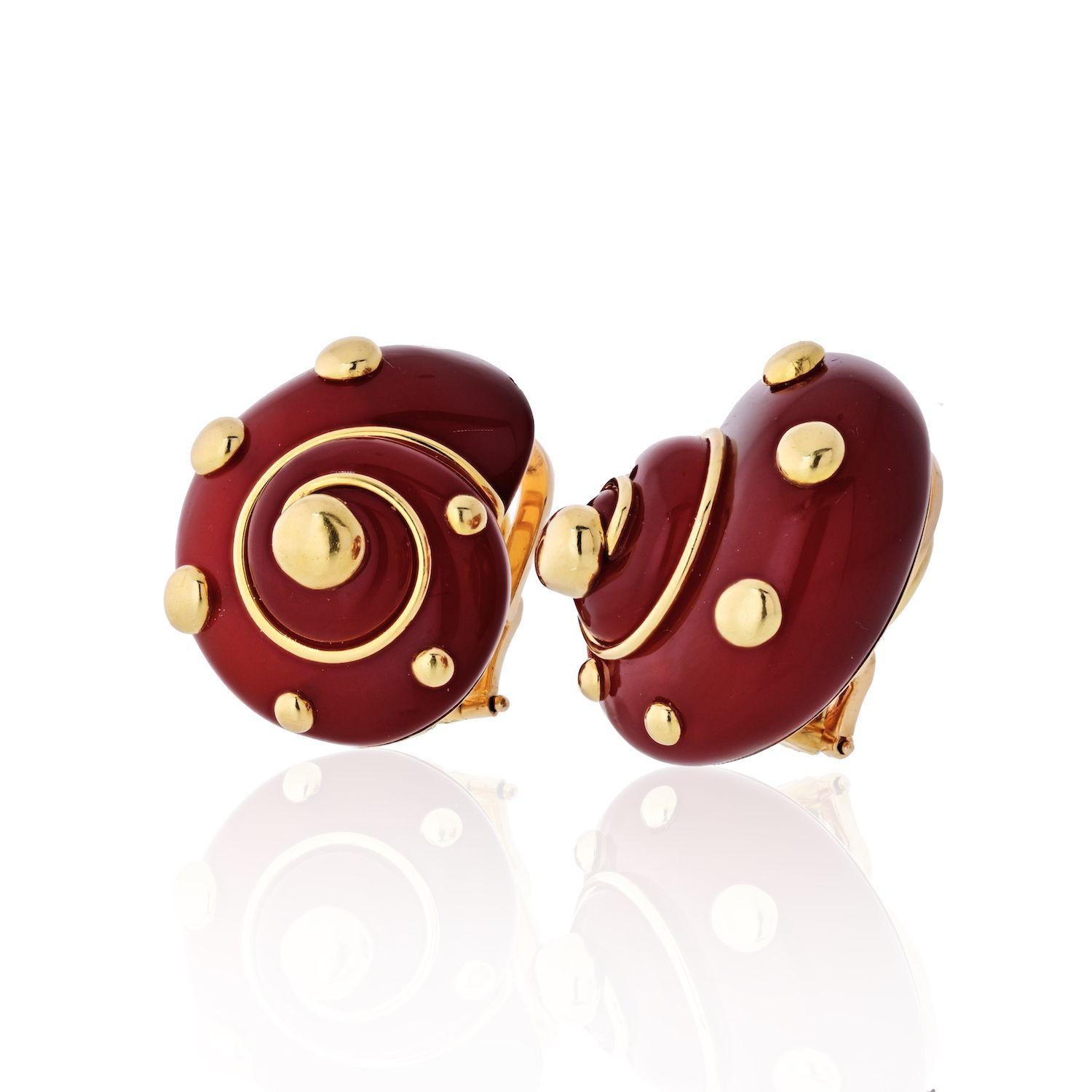 Each earring designed as a carnelian shell with gold accents these will be recognized by high jewelry lovers wherever you go. Verdura's famous design style shows that you are a sophisticated jewelry collector. 
STONES: 2 carnelian shells
SIGNATURE: