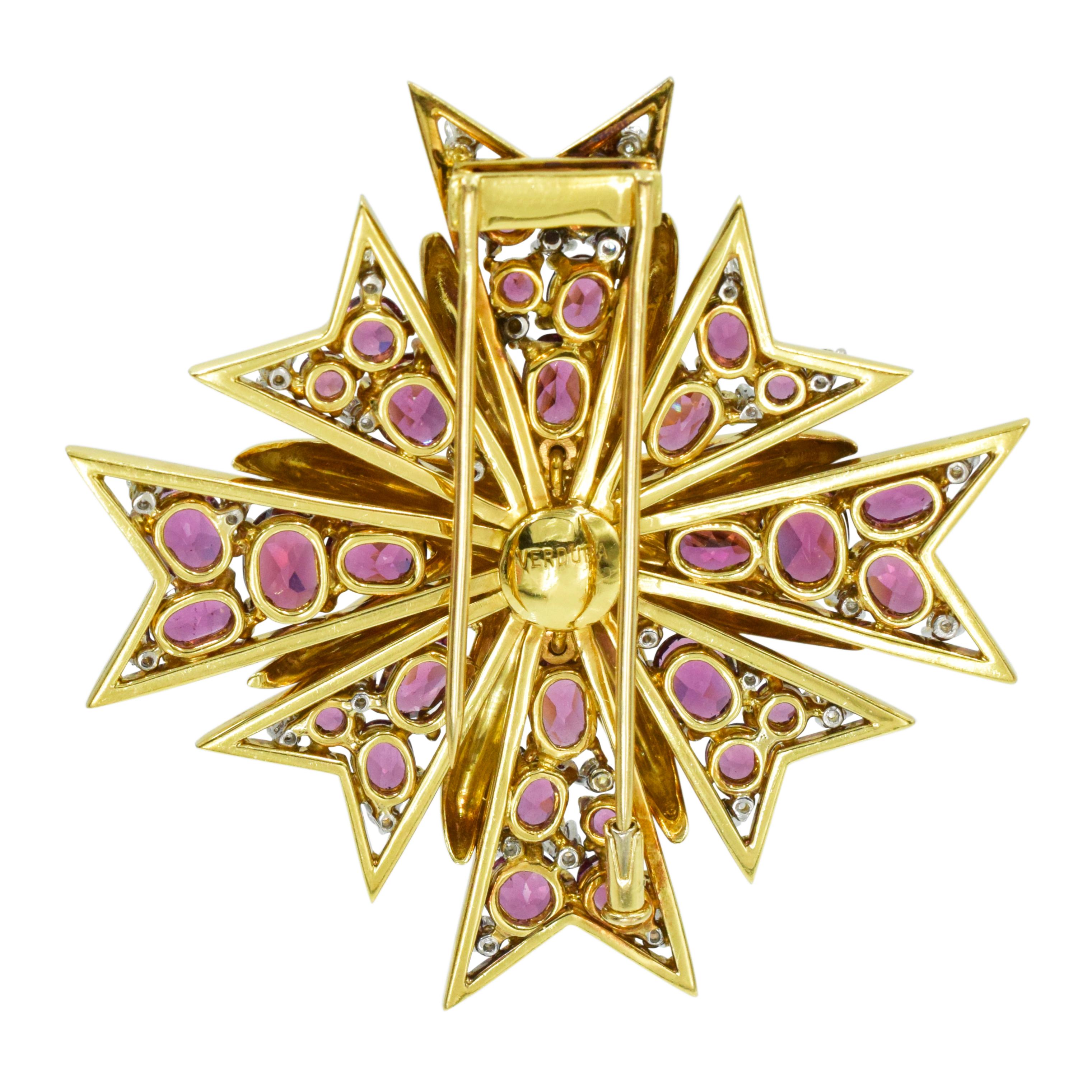 Taille ronde Broche « Croix de Malte » de Verdura en grenat et diamants en vente
