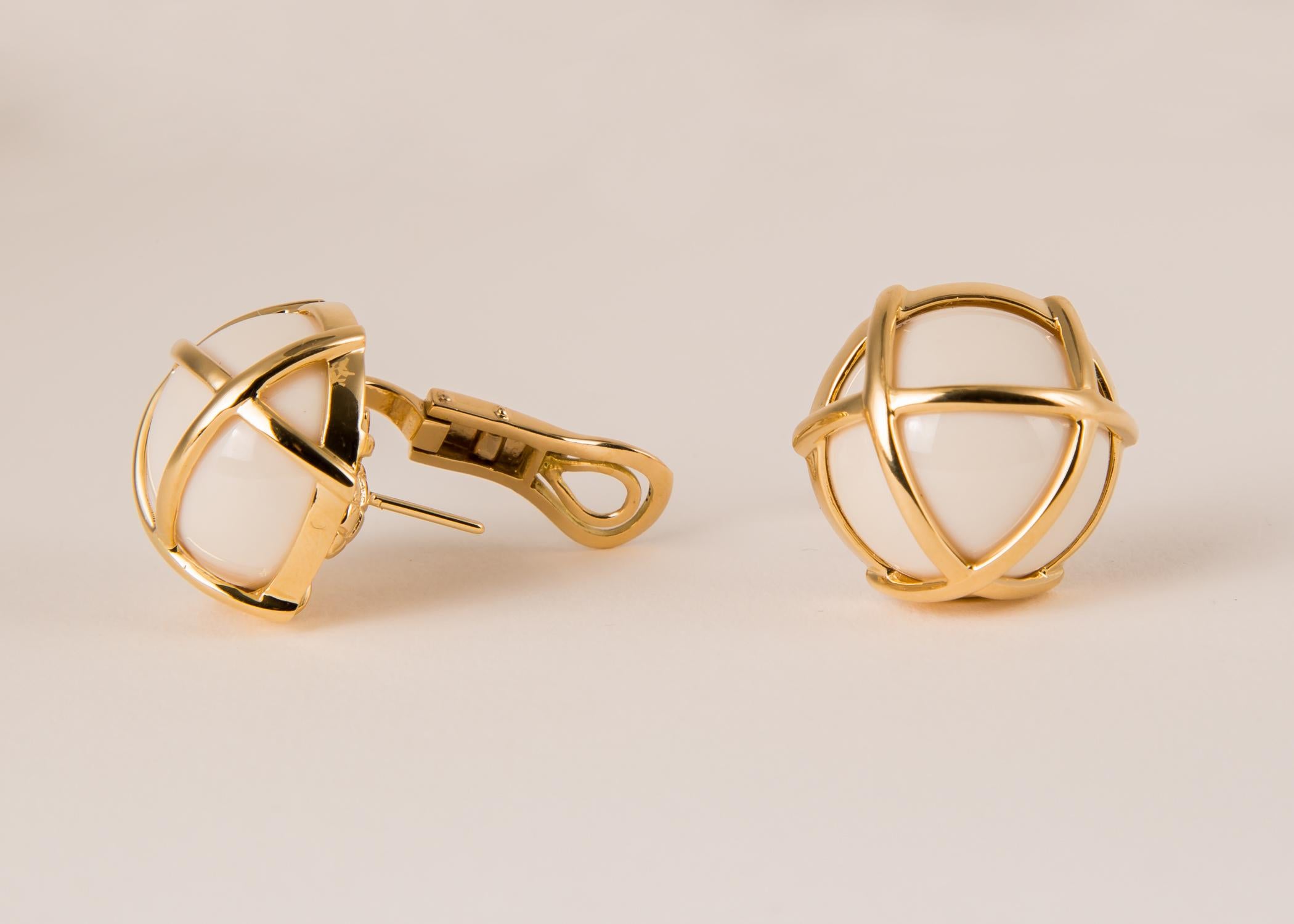Verdura Gold- und Cocholong-Ohrringe mit Käfig (Zeitgenössisch) im Angebot