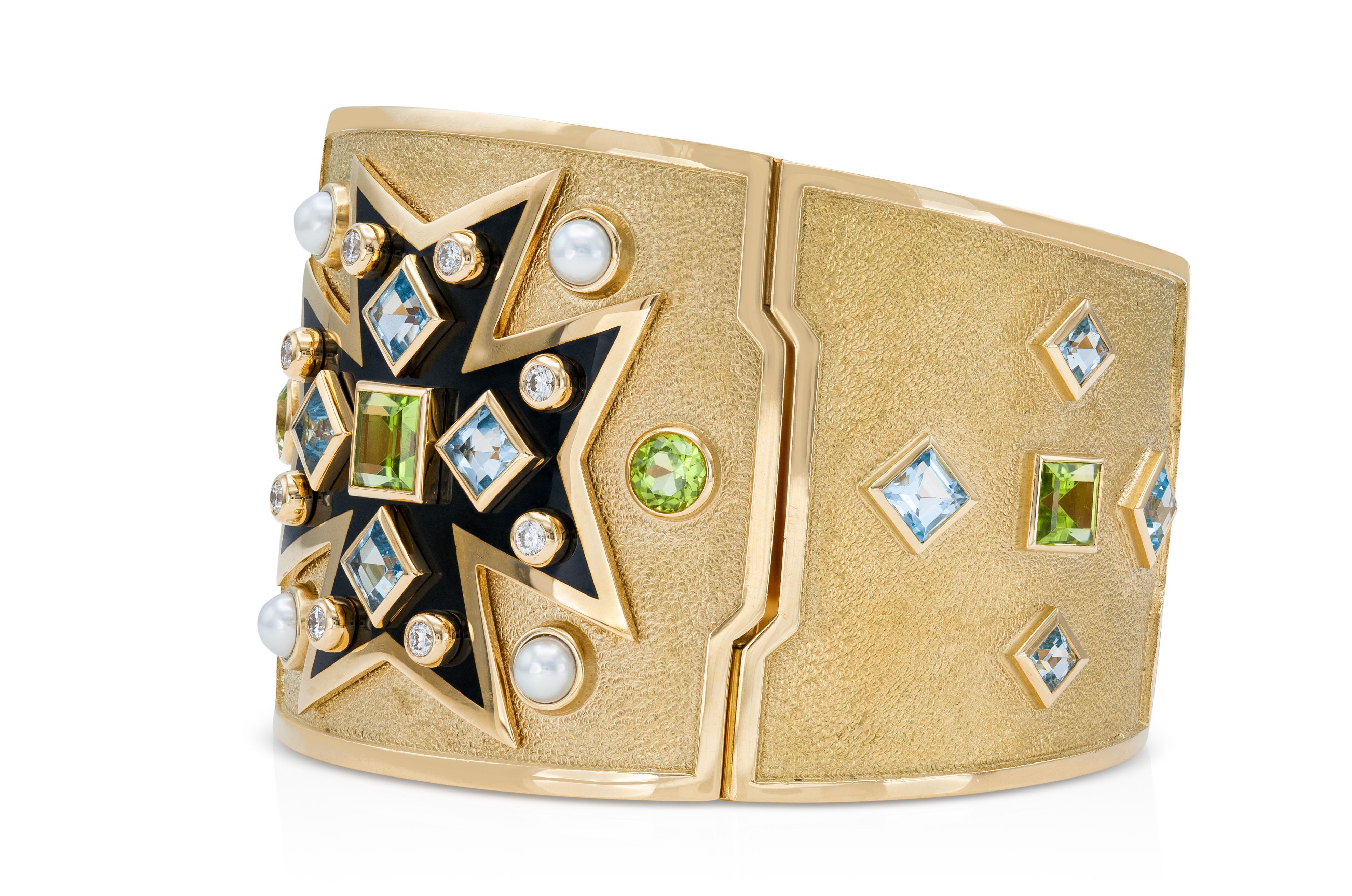 Fein gearbeitet in 18 Karat Gelbgold mit Peridots, blauen Topasen, Perlen und runden Diamanten im Brillantschliff.
Signiert von Verdura
Größe 7 Zoll