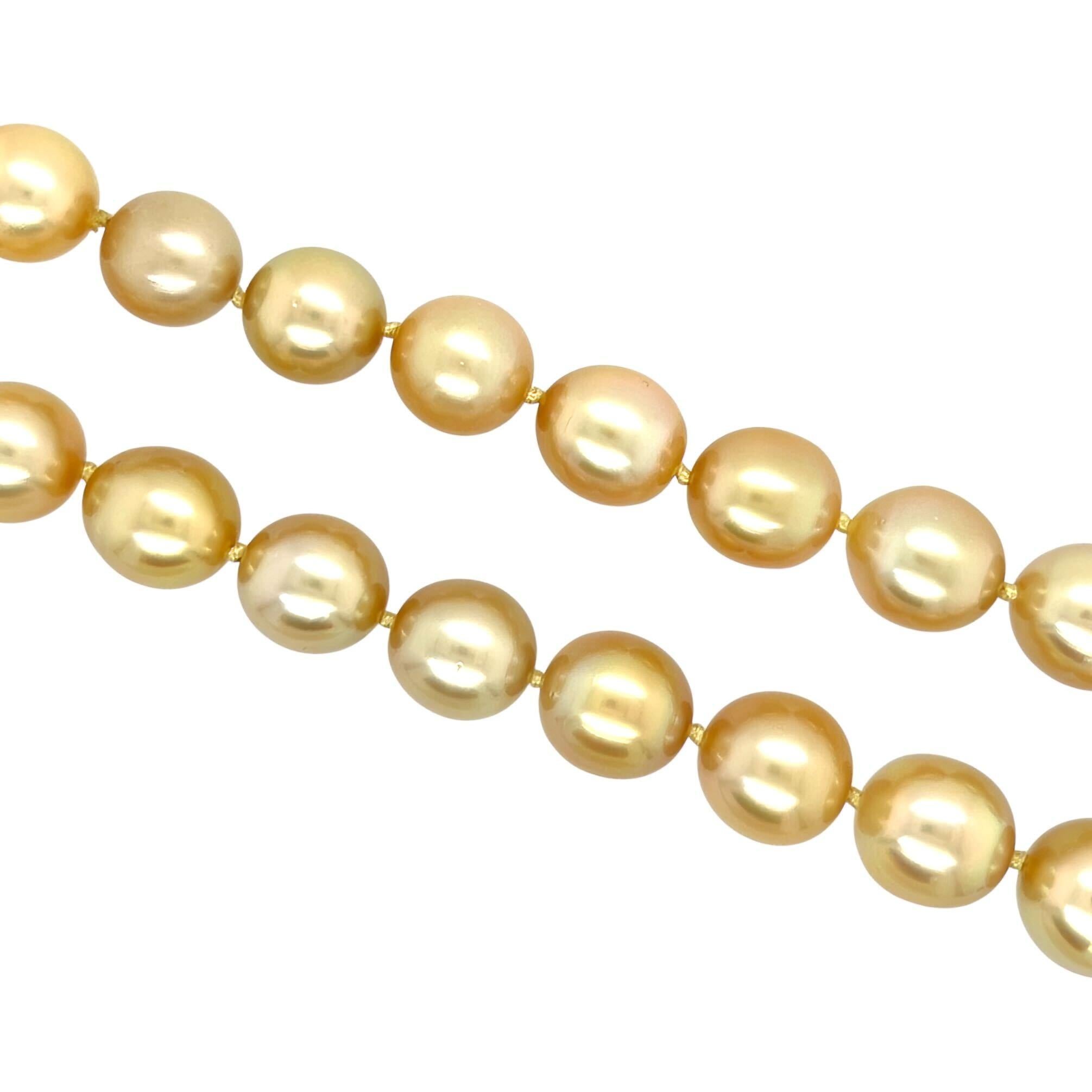 Un collar de oro amarillo de 18 quilates y perlas, Verdura.  Diseñada como una cadena graduada de perlas doradas de los Mares del Sur de un tamaño aproximado de 11,0 a 13,8 mm, completada con un cierre con motivo de bambú.  Longitud aproximada de 20