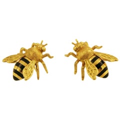 Verdura Boucles d'oreilles en forme d'abeille en or jaune 18 carats et émail noir