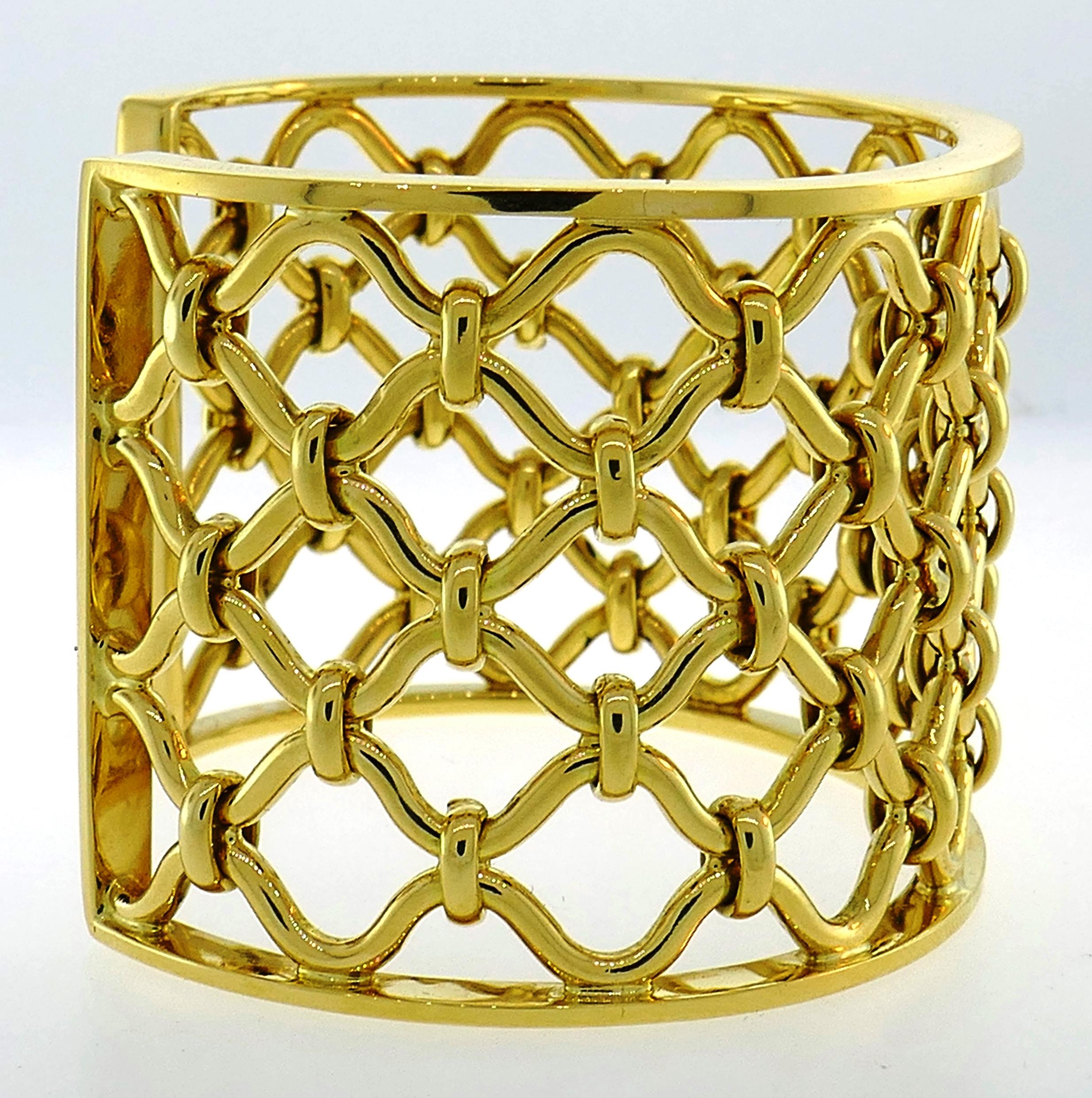 Verdura Kensington Yellow Gold Cuff Bracelet In Excellent Condition In Beverly Hills, CA