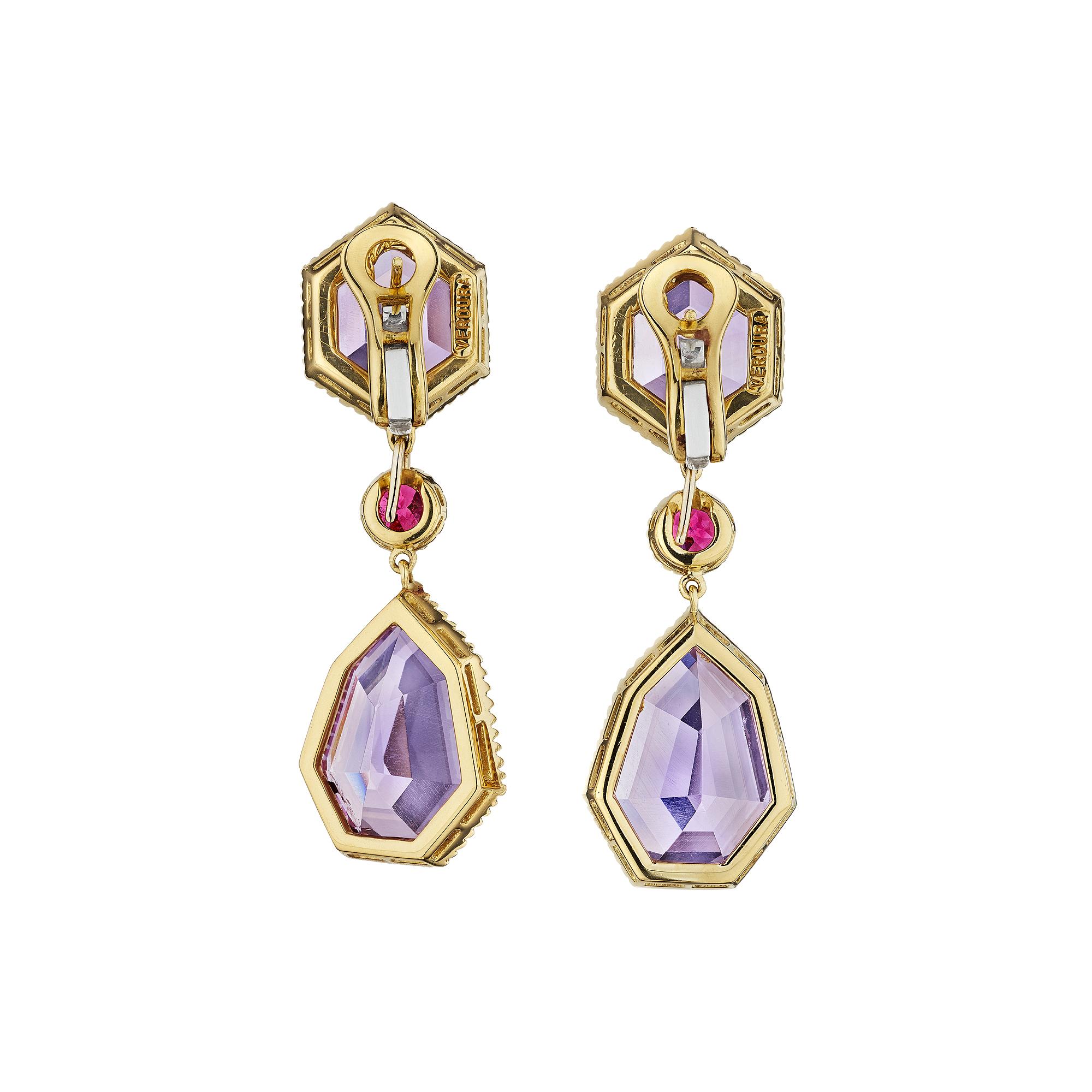 Riechen Sie den Flieder mit diesen auffälligen Verdura Amethyst- und Turmalin-Ohrringen aus Gold im byzantinischen Stil mit beweglichen Tropfen.  Mit einem sechseckigen fliederfarbenen Amethysten oben, einem runden rosafarbenen Turmalin in der Mitte