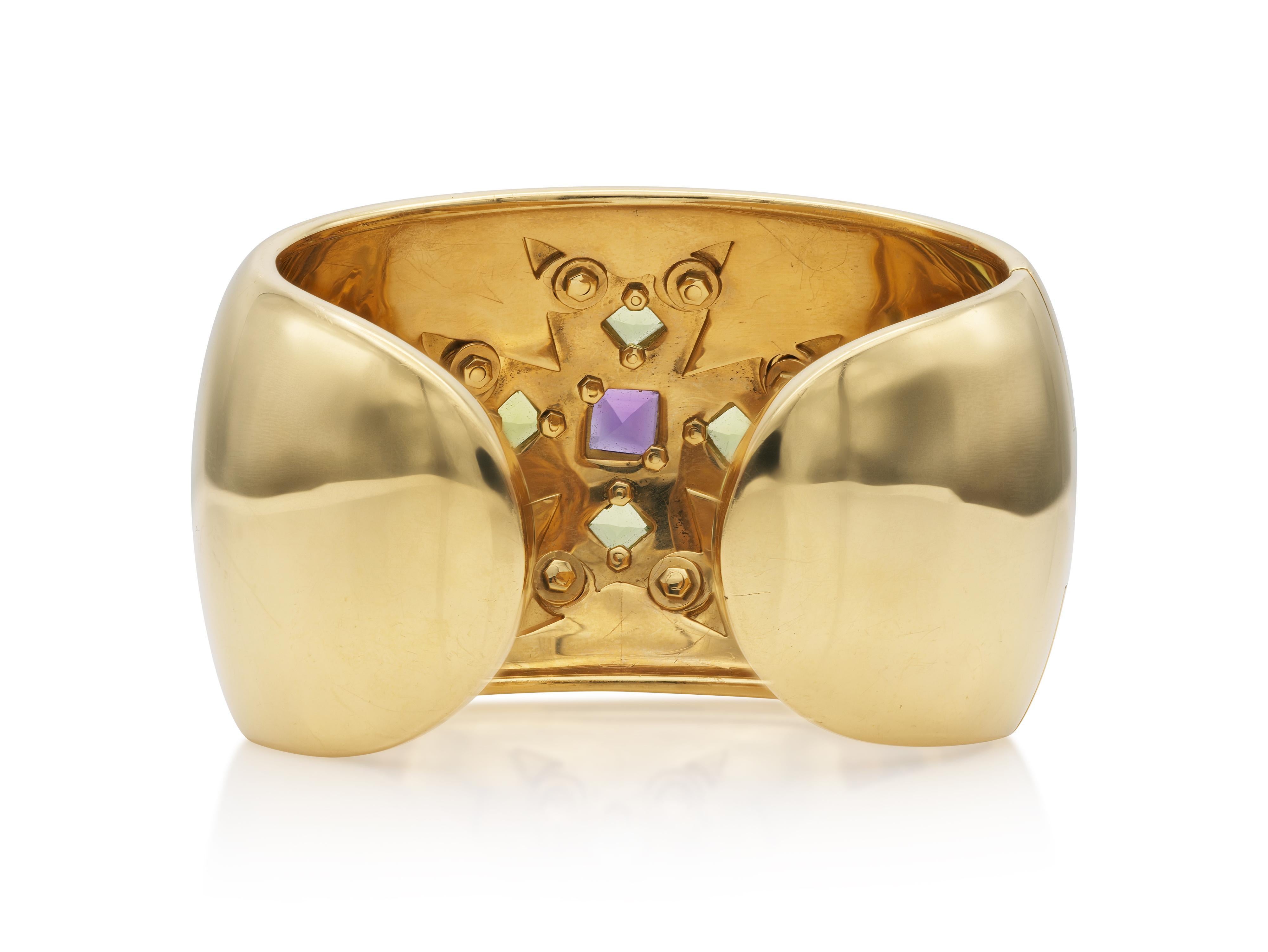 Finemente realizzato in oro giallo 18 carati e smalto nero con ametista, peridoti e diamanti.
Firmato da Verdura
Dimensioni 6 - 6 1/2 pollici, con cerniera