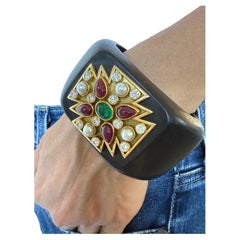Manschettenarmband mit Malteserkreuz von Verdura mit Rubin, Smaragd und Diamanten
