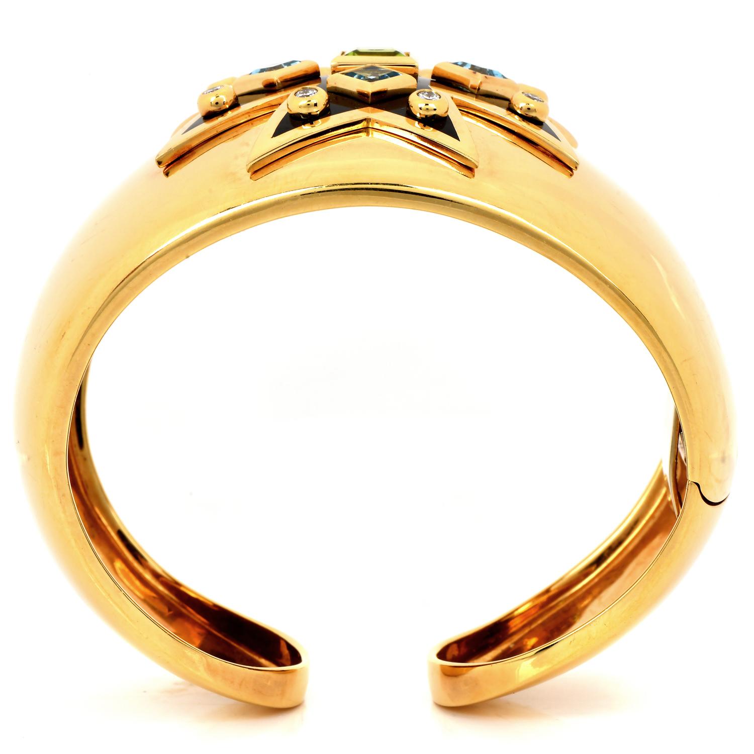 Verdura Malteserkreuz Diamant Edelsteine 18k Gelbgold Emaille-Armreif im Zustand „Hervorragend“ im Angebot in Miami, FL