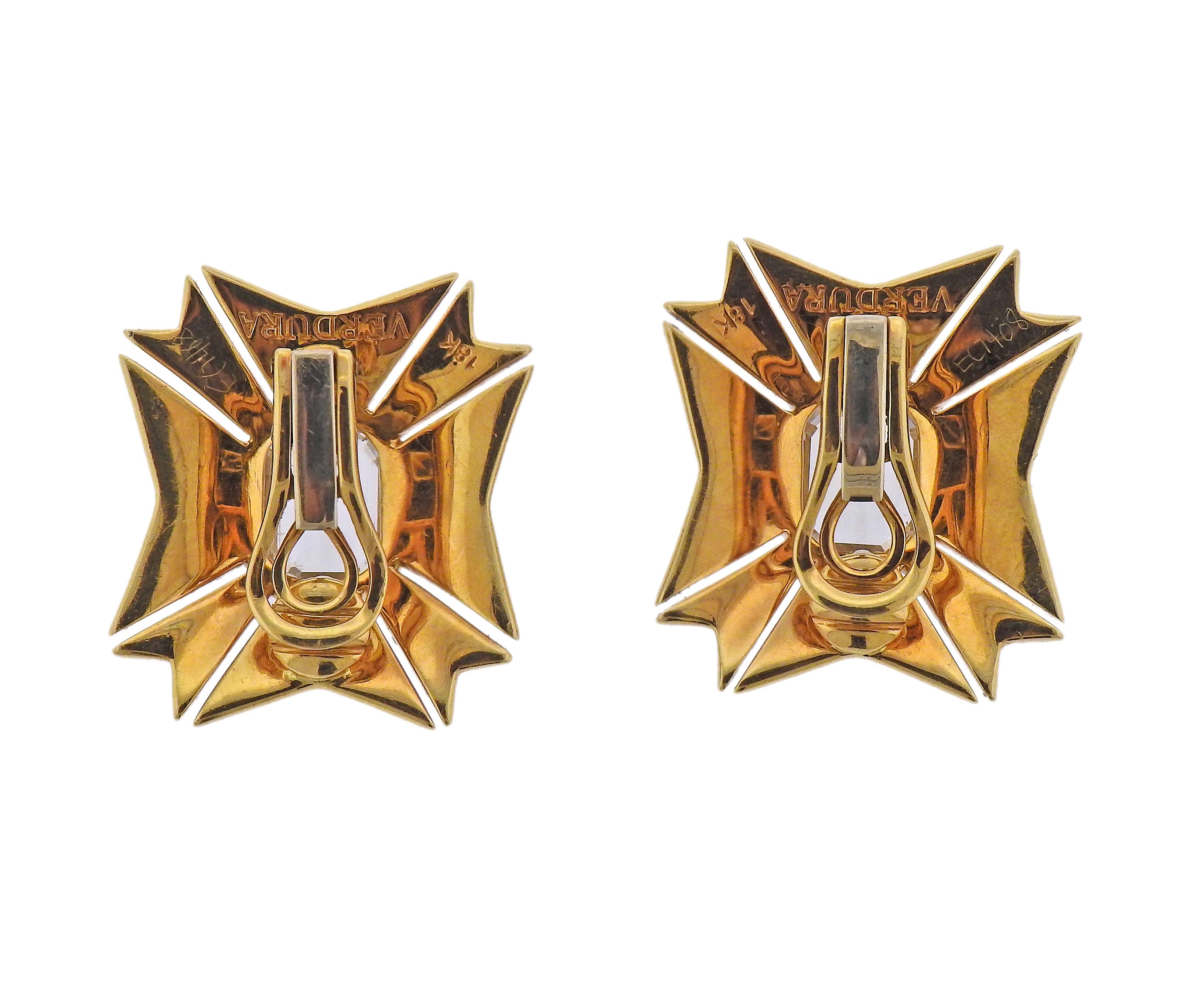 Paar Ohrringe aus 18 Karat Gold von Verdura, verziert mit einem 10 x 8 mm großen weißen Topas und schwarzer Emaille. Die Ohrringe sind 26 mm x 25 mm groß. Gezeichnet: Verdura, 18k. Gewicht - 23,8 Gramm. 