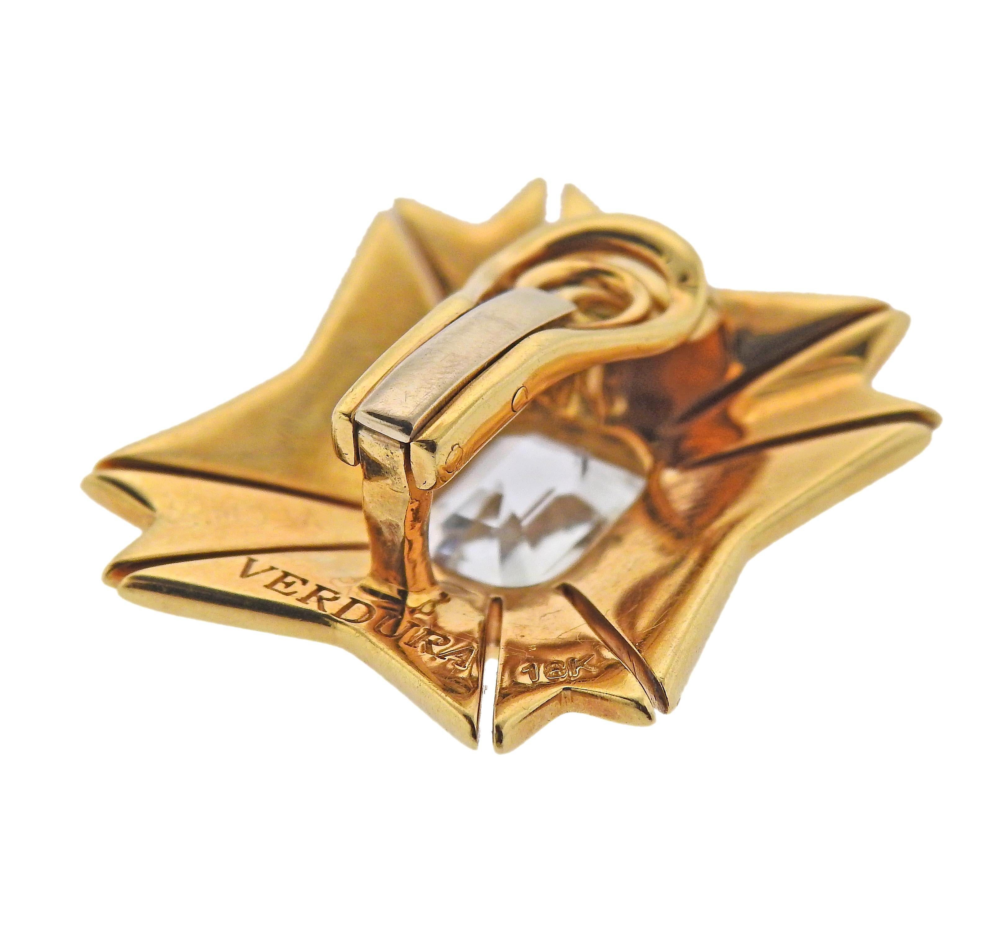 Taille émeraude Verdura Boucles d'oreilles croix de Malte en or et émail avec topaze blanche en vente